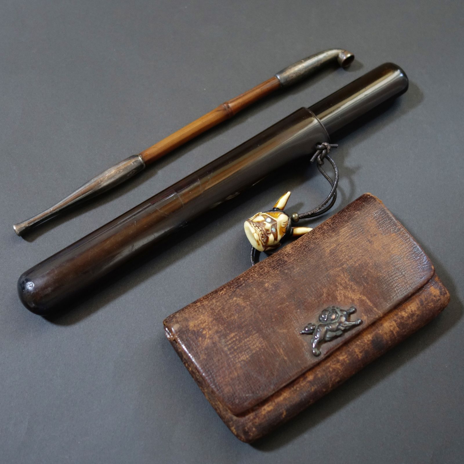 骨董逸品【煙管 純銀製 ／ 煙管筒 漆塗製 ／ 煙草入 革製 】 喫煙具