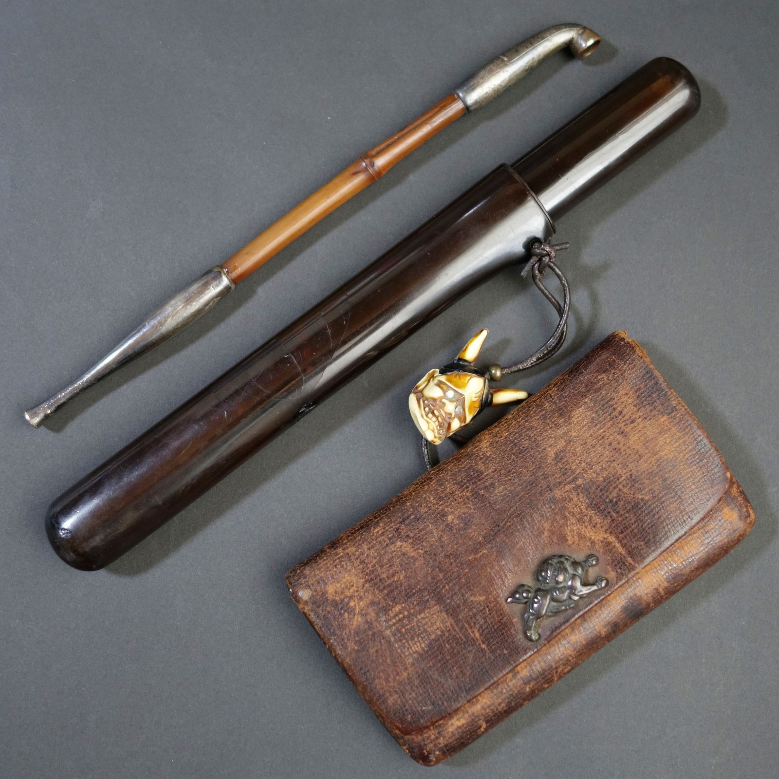 骨董逸品【煙管 純銀製 ／ 煙管筒 漆塗製 ／ 煙草入 革製 】 喫煙具