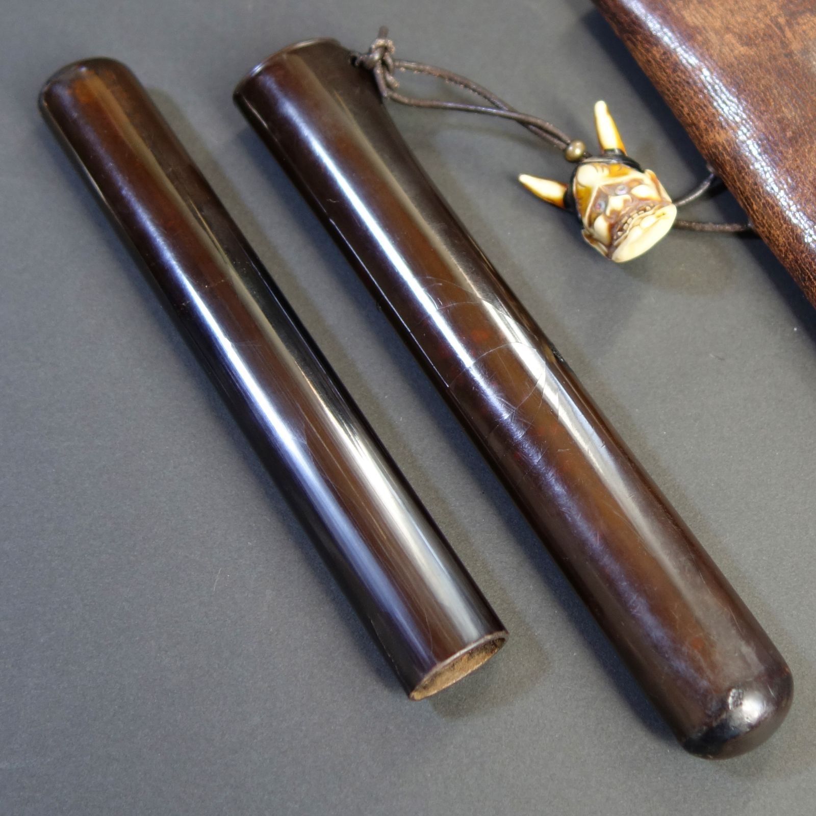 骨董逸品【煙管 純銀製 ／ 煙管筒 漆塗製 ／ 煙草入 革製 】 喫煙具