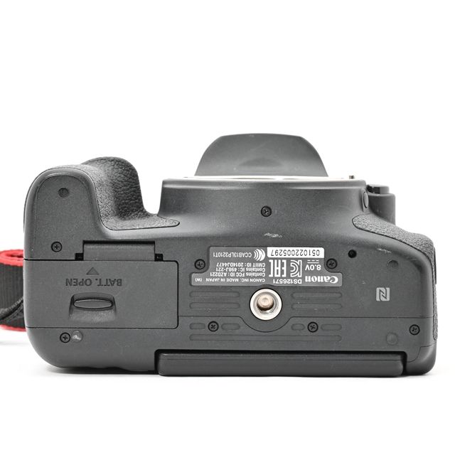 良品＞ Canon デジタル一眼レフカメラ EOS Kiss X8i ダブルズーム