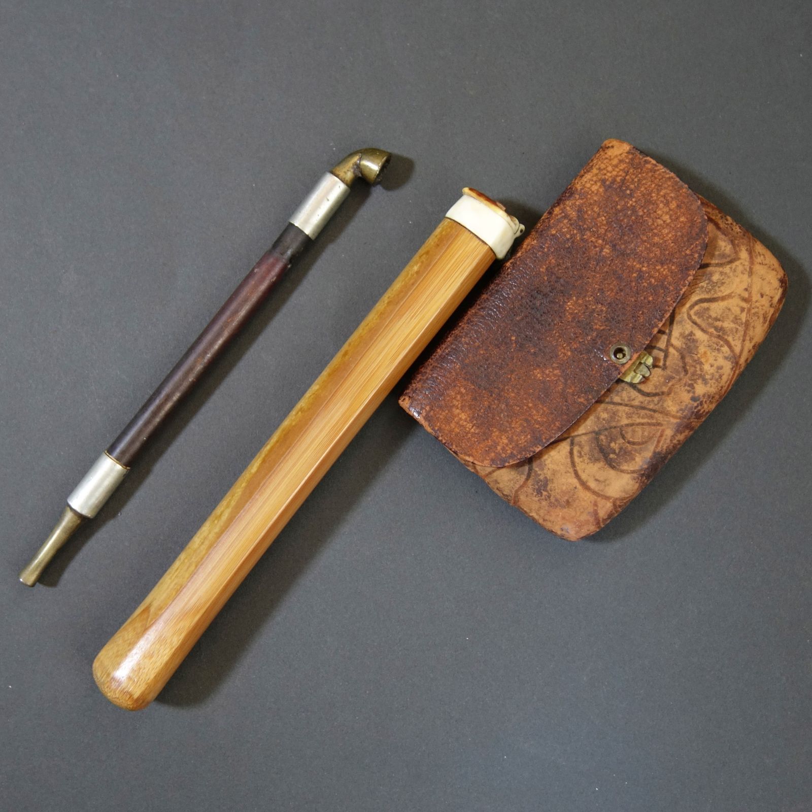 煙草入 骨董 骨董逸品 【煙管 真鍮＋銀製 ／ 煙管筒 竹製 ／ 煙草入 革製 】 喫煙具