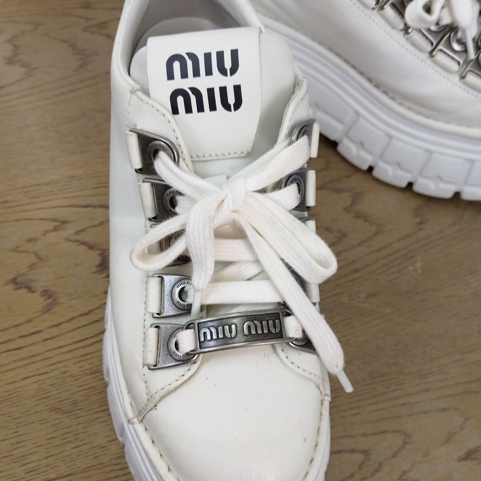 MIUMIU ロゴ 厚底 レースアップダービースニーカー ホワイト ミュウ