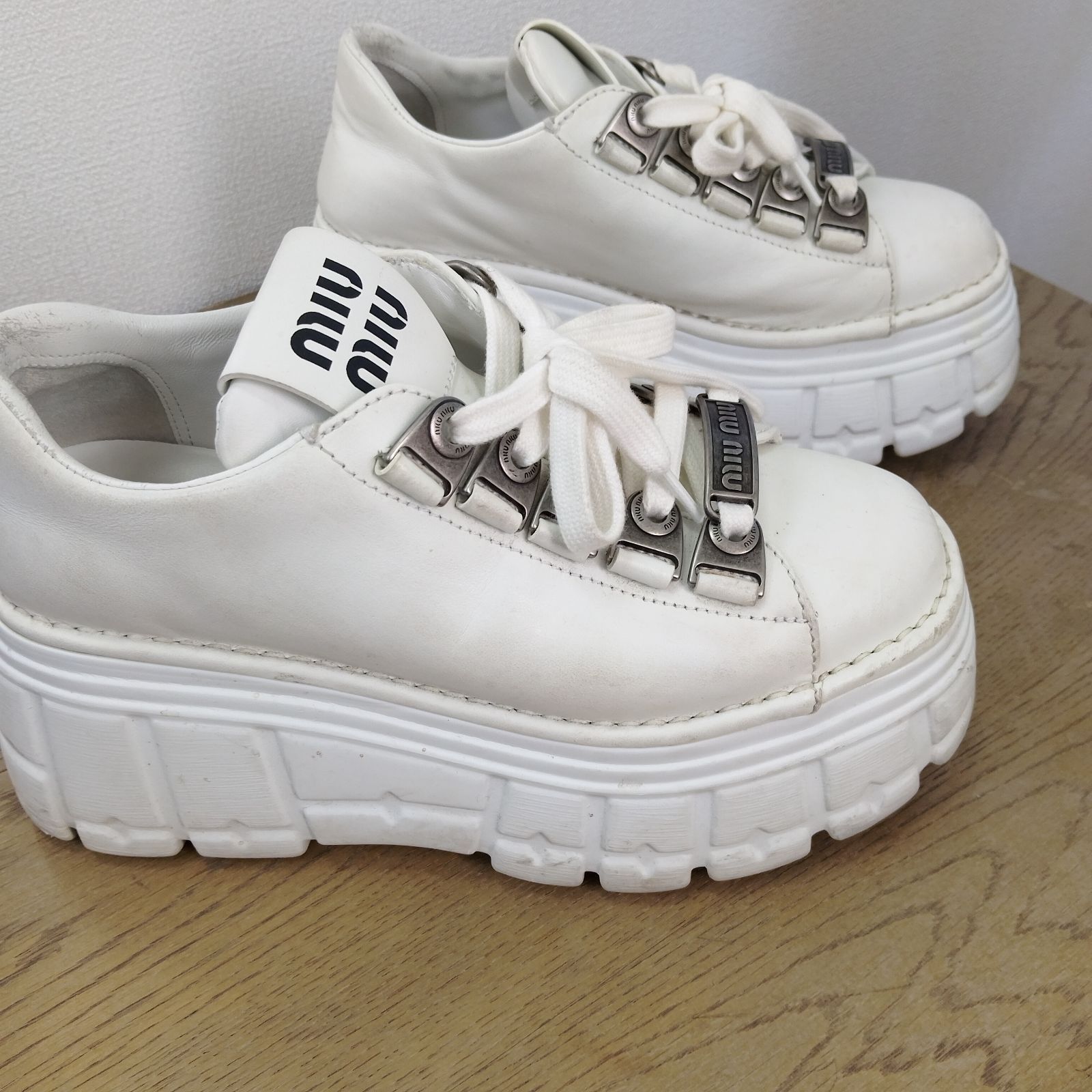 MIUMIU ロゴ 厚底 レースアップダービースニーカー ホワイト ミュウ