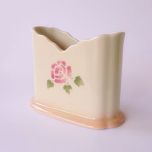 ステンシルマニーローズ ミニチュア家具 マニーポストカードプレゼント 30%OFF】マニー ローズ陶器 カードスタンド - メルカリ