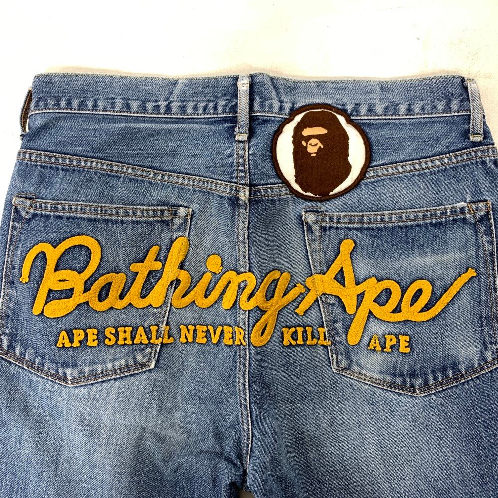 【値下げ中‼️】A BATHING APE 刺繍 デニム 07w1285☆ A BATHING APE アベイシングエイプ バック刺繍 デニムパンツ