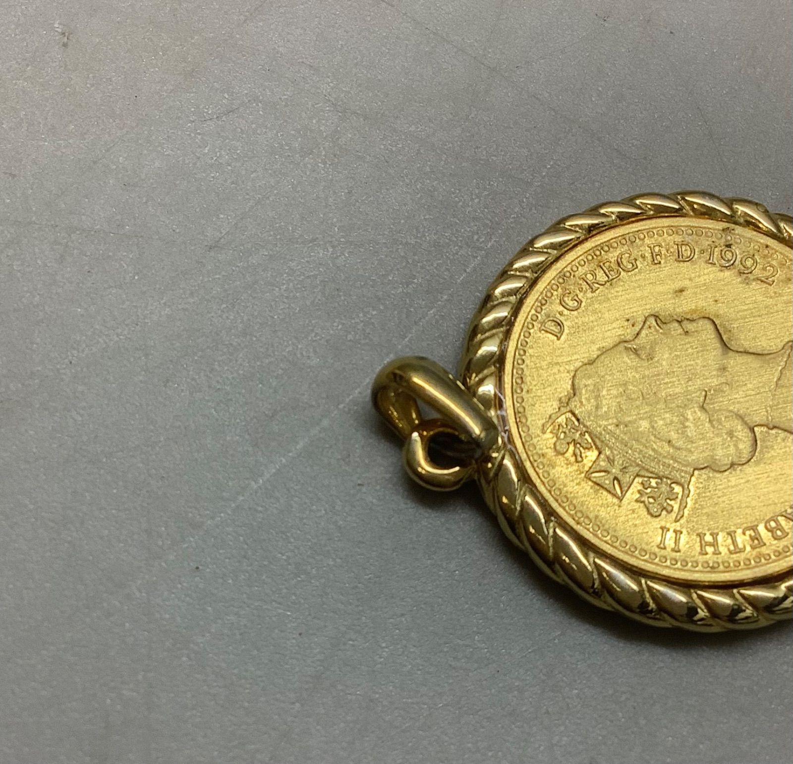 SN811 コインタイプ 1992 エリザベス2世 ペンダントトップ ネックレス