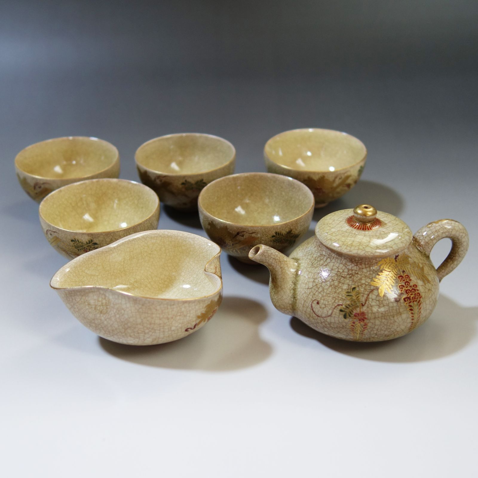 骨董逸品 【薩摩焼 平岡製 色絵金襴手 檜扇鶴藤紋 煎茶碗急須セット