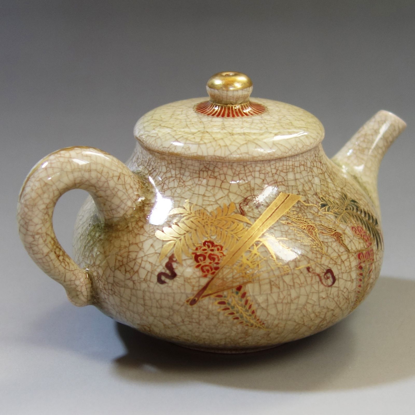 骨董逸品 【薩摩焼 平岡製 色絵金襴手 檜扇鶴藤紋 煎茶碗急須セット