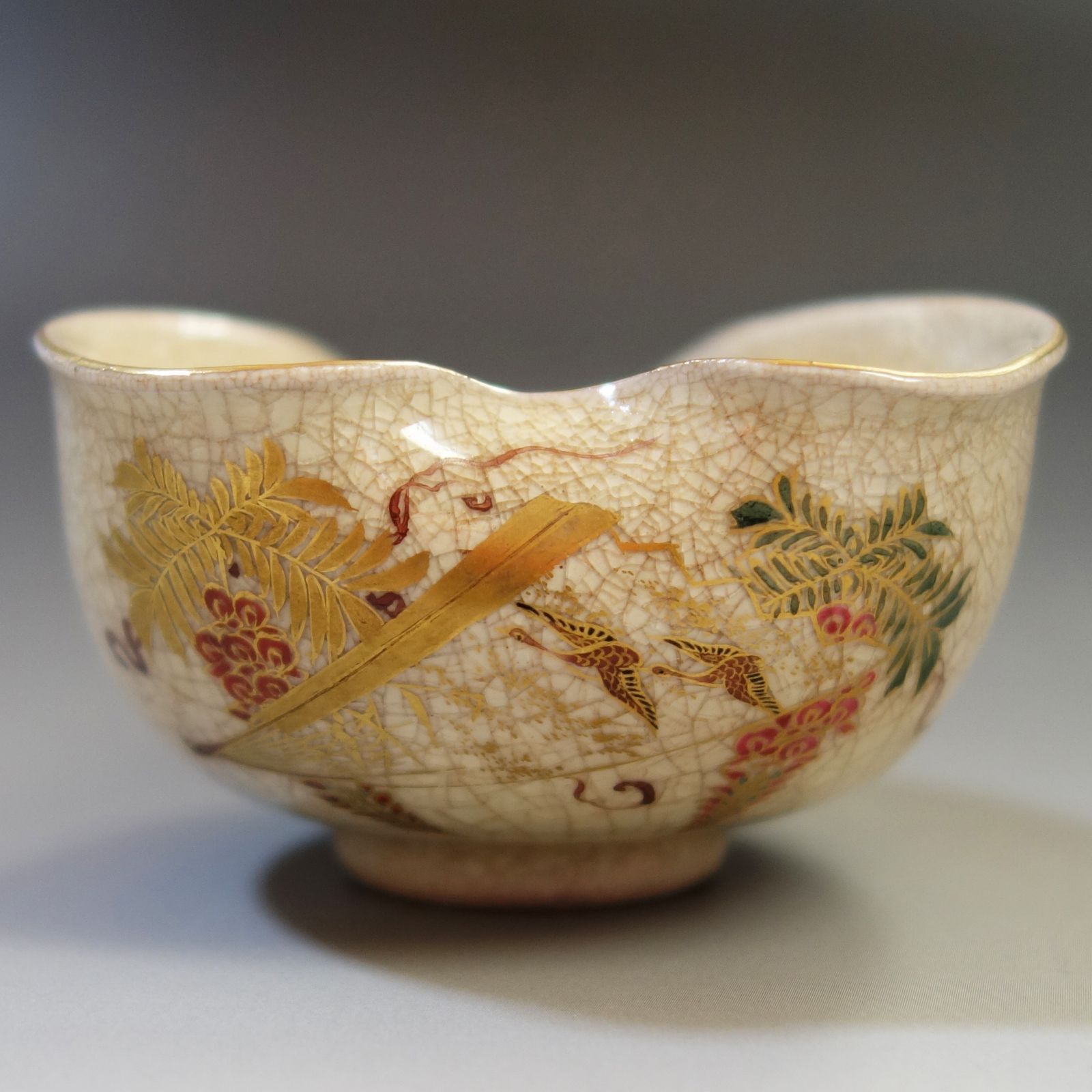 骨董逸品 【薩摩焼 平岡製 色絵金襴手 檜扇鶴藤紋 煎茶碗急須セット