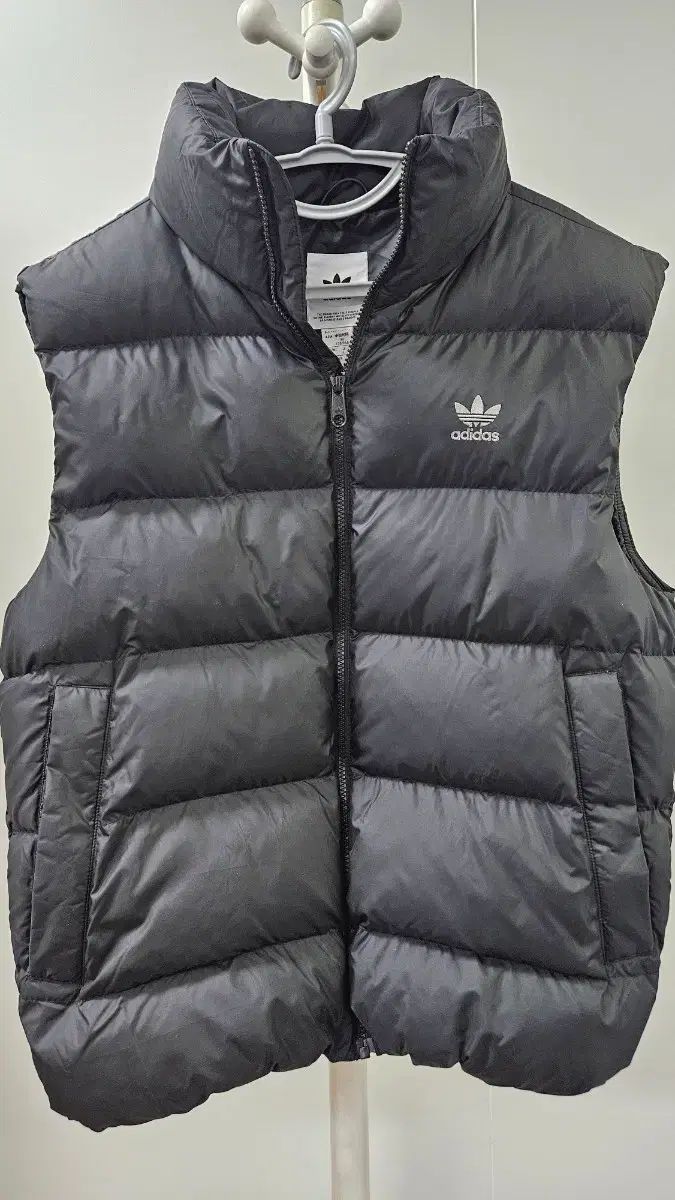 アディダス オリジナル ハイネック ダウンベスト ブラック (M)