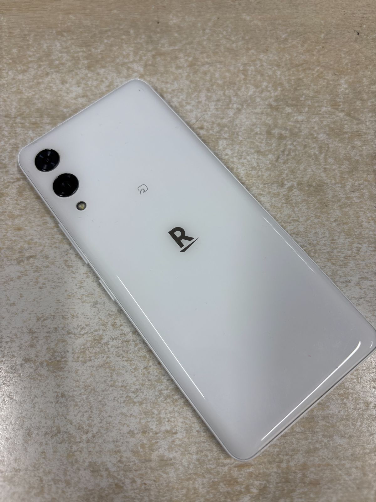 送料無料【美品】Rakuten Hand 5G P780 ホワイト 本体のみ SIMフリー