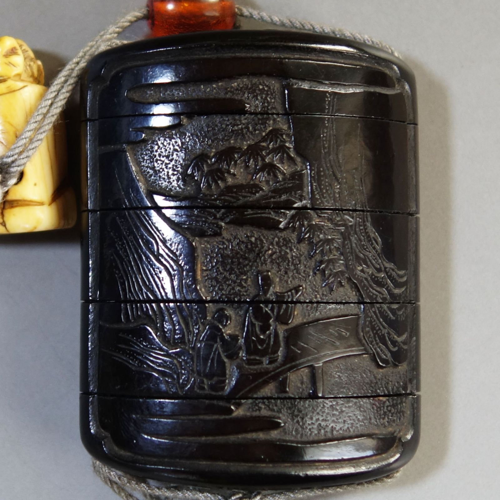 骨董逸品【中国山水図 印籠 堆黒 ／ 牙 彫刻 肩車の奴髷人物 根付