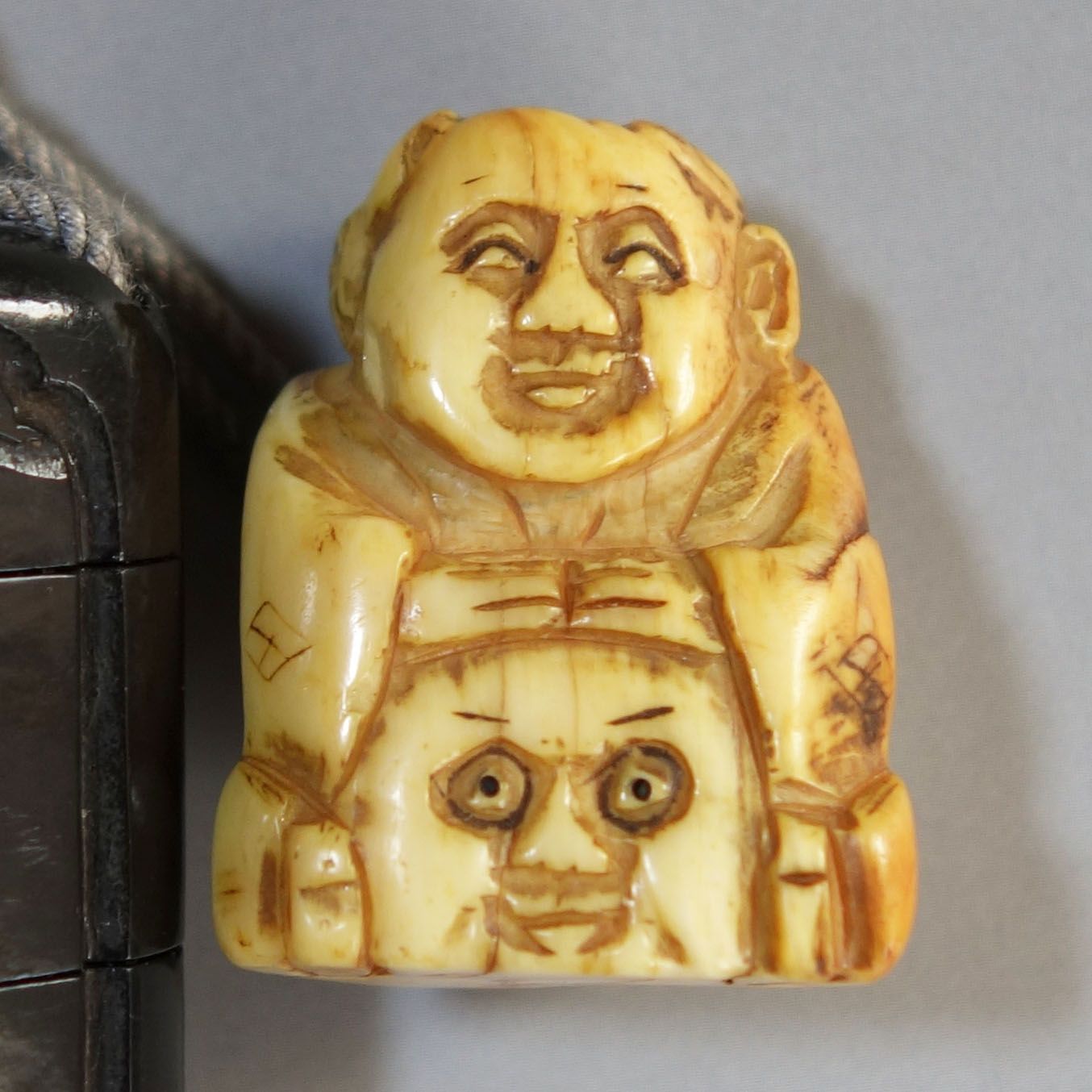 骨董逸品【中国山水図 印籠 堆黒 ／ 牙 彫刻 肩車の奴髷人物 根付