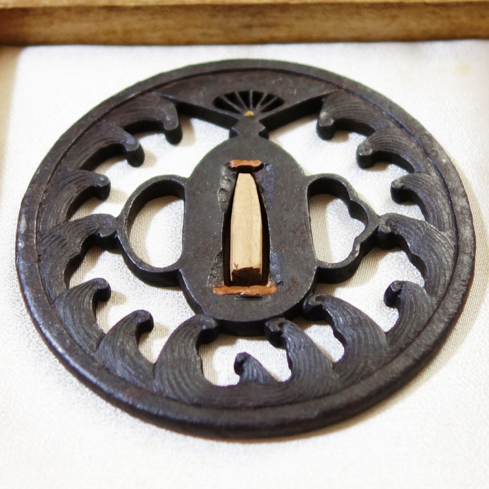 骨董逸品【扇の的透鍔 鉄地】(鍔箱付き) 日本刀 刀装具 鍔 鐔 武具