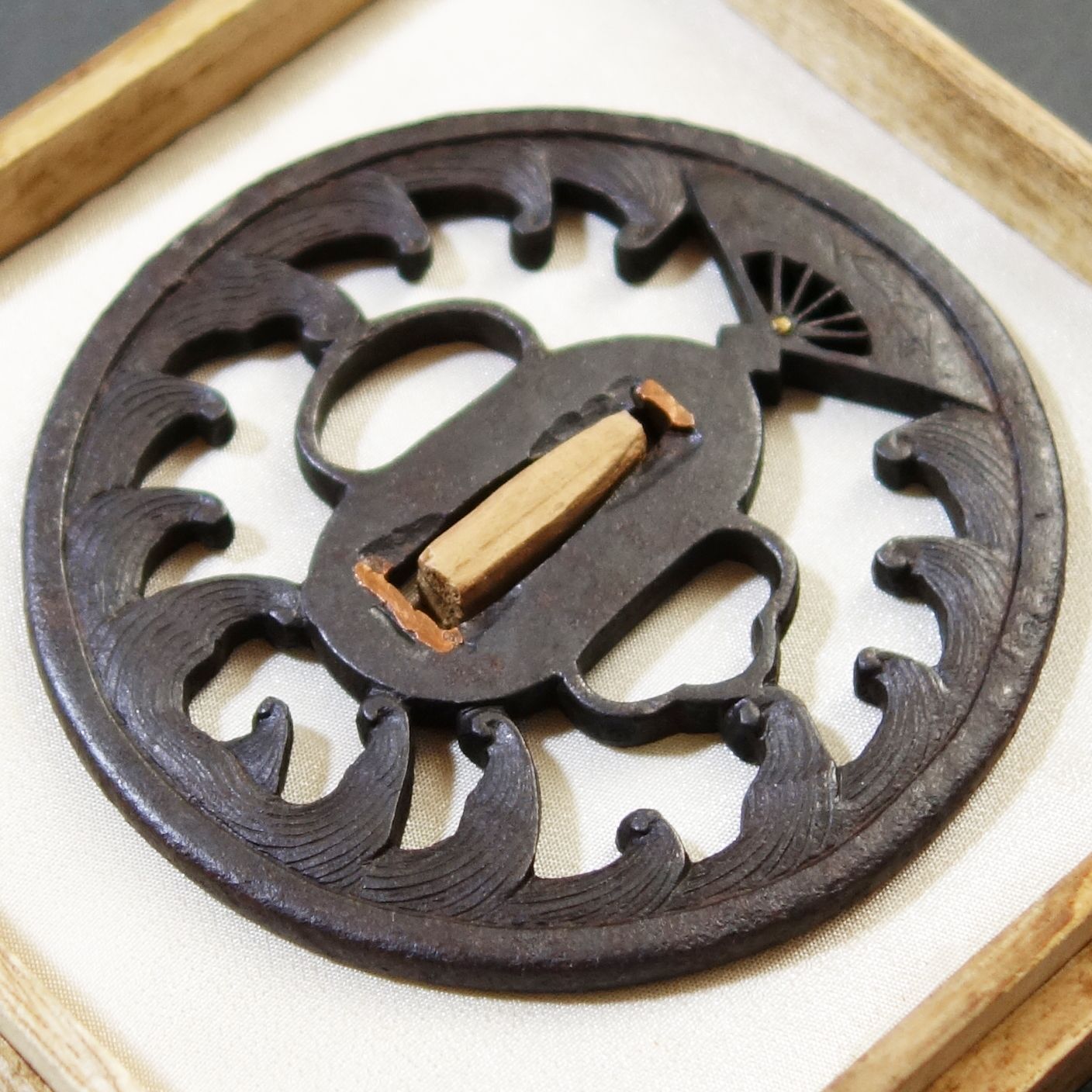 骨董逸品【扇の的透鍔 鉄地】(鍔箱付き) 日本刀 刀装具 鍔 鐔 武具