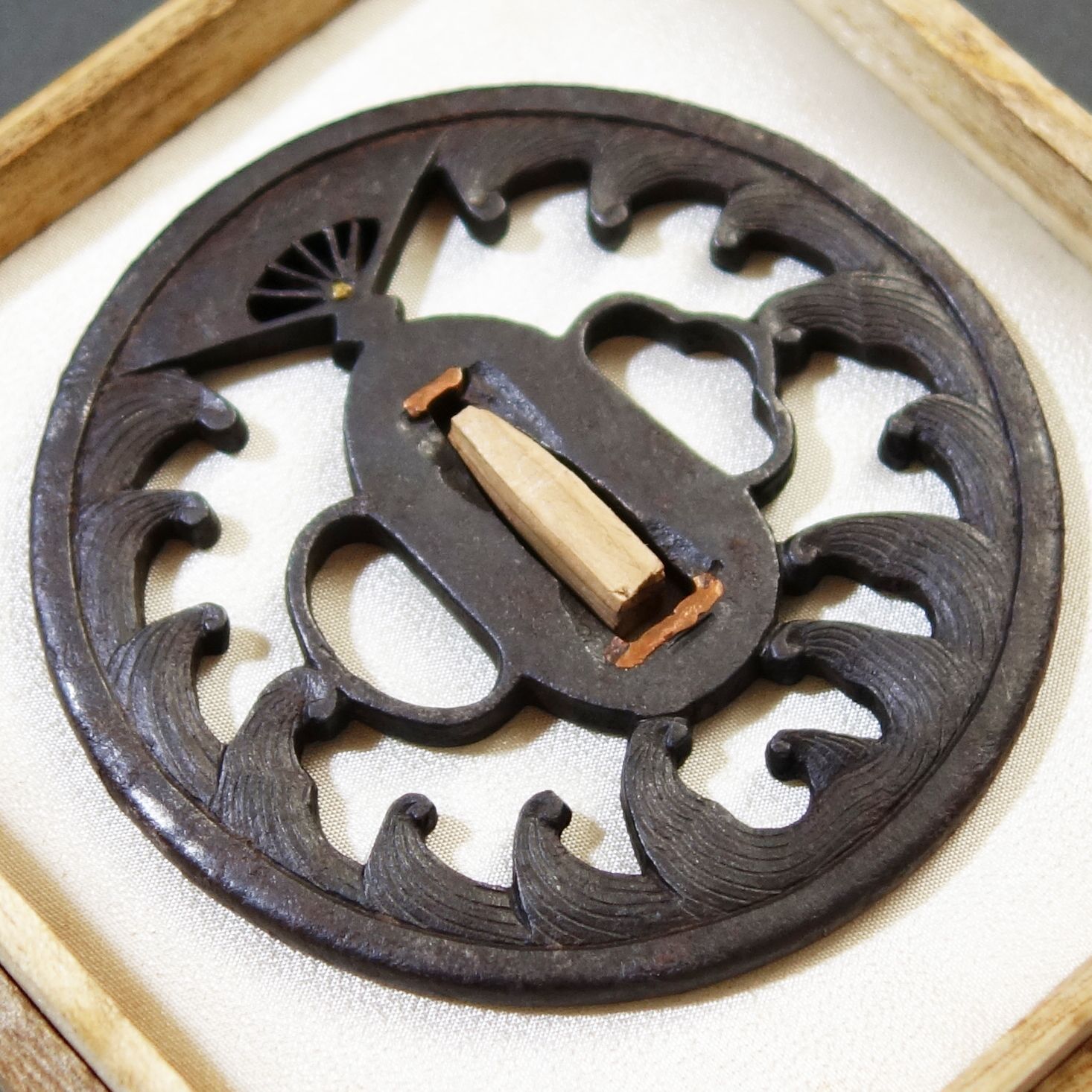 骨董逸品【扇の的透鍔 鉄地】(鍔箱付き) 日本刀 刀装具 鍔 鐔 武具