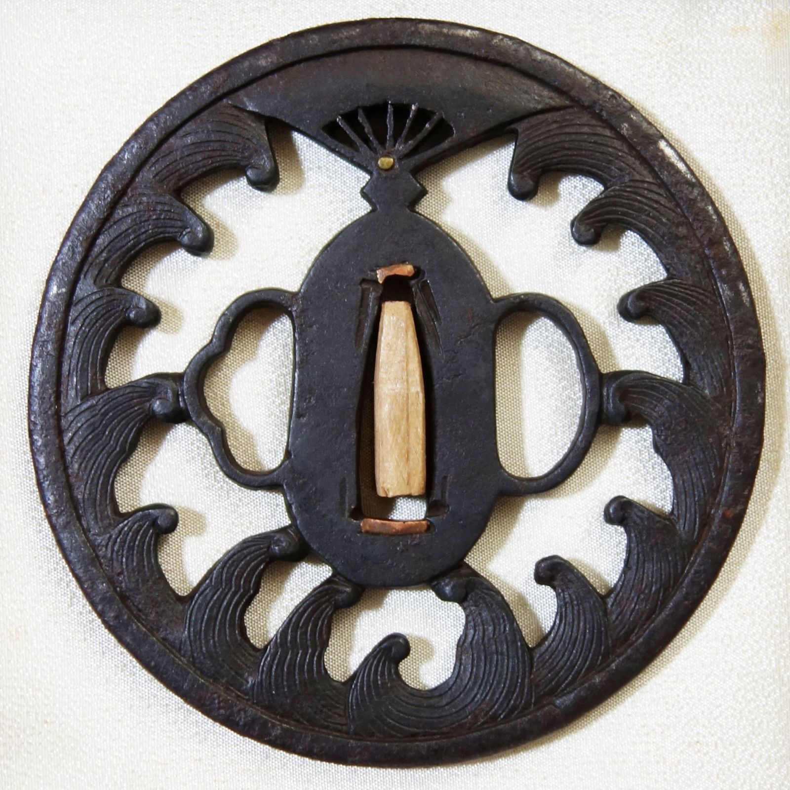 骨董逸品【扇の的透鍔 鉄地】(鍔箱付き) 日本刀 刀装具 鍔 鐔 武具