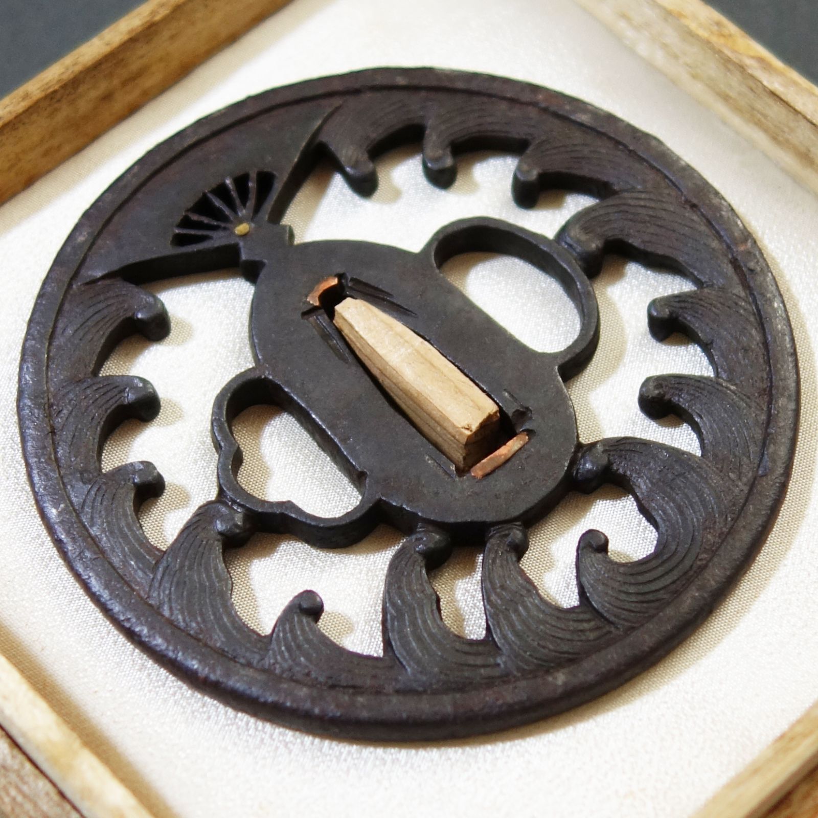 骨董逸品【扇の的透鍔 鉄地】(鍔箱付き) 日本刀 刀装具 鍔 鐔 武具