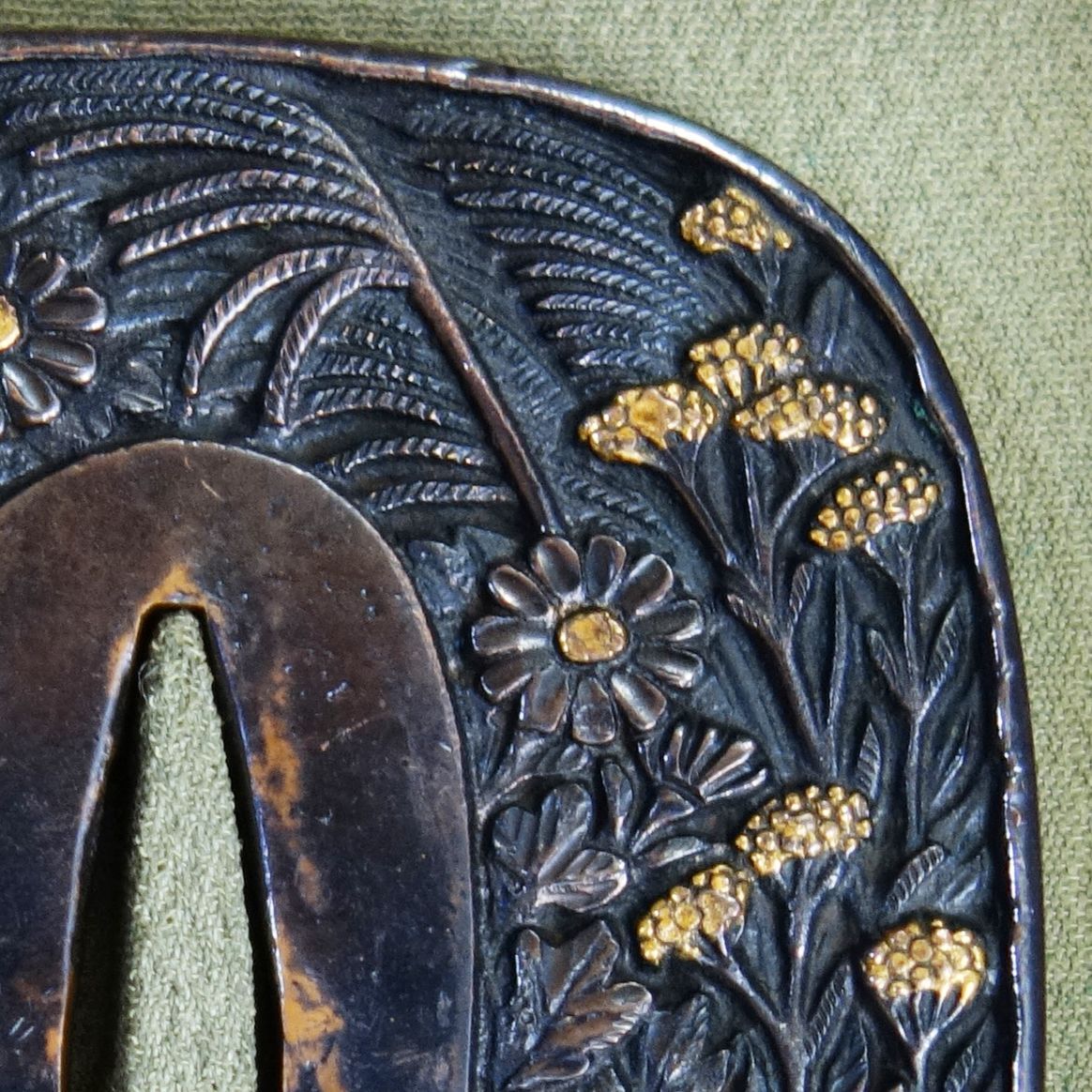 骨董逸品【秋草虫図鍔 赤銅地 鋤出彫 鍍金】 日本刀 刀装具 鍔 鐔 武具