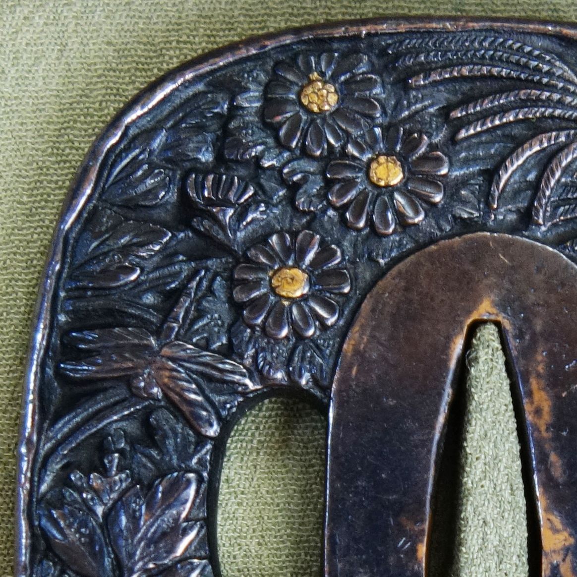 骨董逸品【秋草虫図鍔 赤銅地 鋤出彫 鍍金】 日本刀 刀装具 鍔 鐔 武具