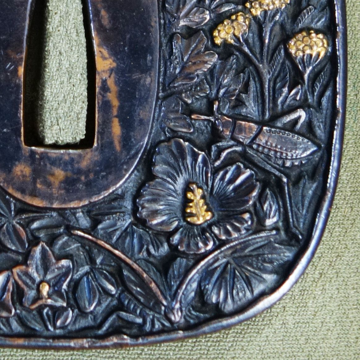 骨董逸品【秋草虫図鍔 赤銅地 鋤出彫 鍍金】 日本刀 刀装具 鍔 鐔 武具