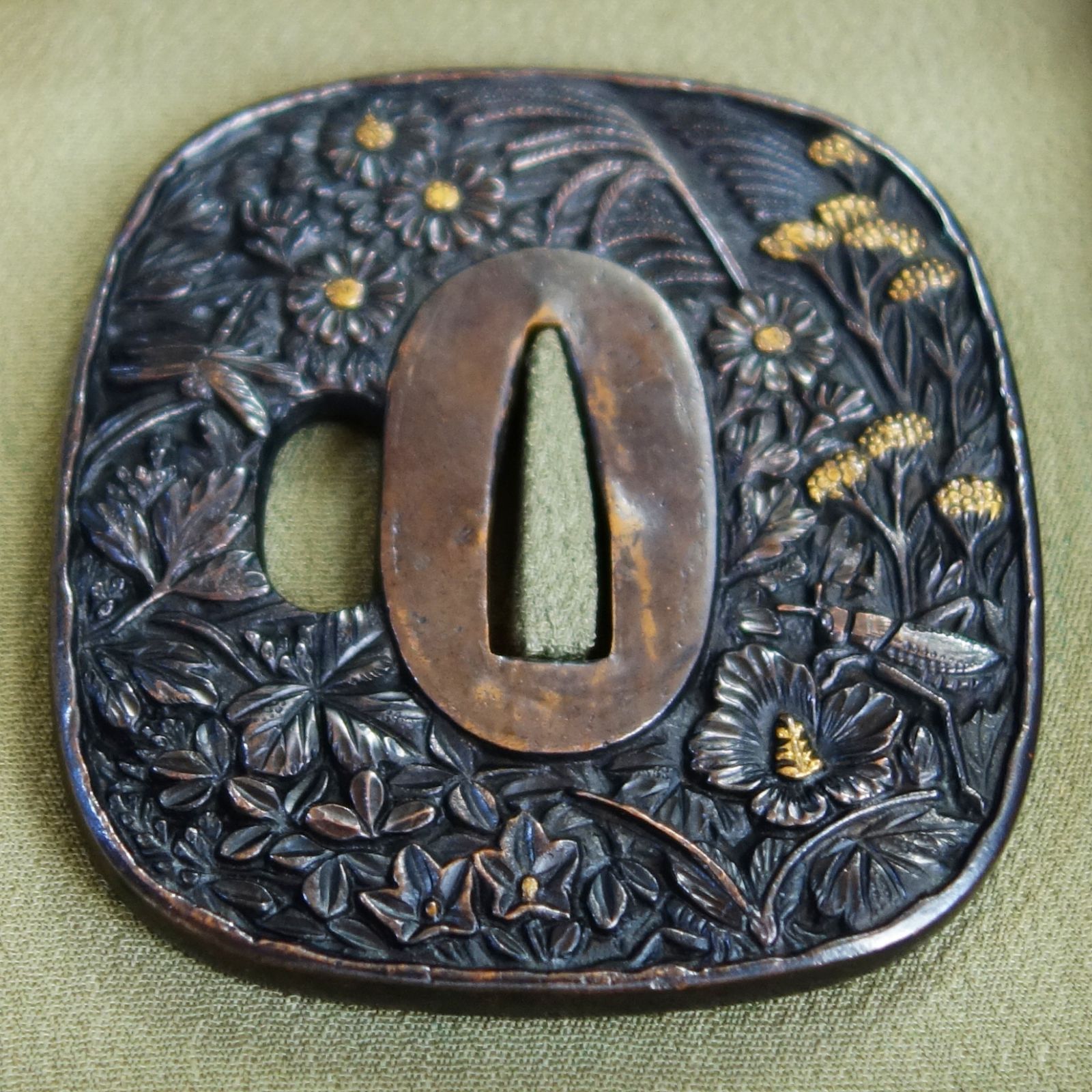 骨董逸品【秋草虫図鍔 赤銅地 鋤出彫 鍍金】 日本刀 刀装具 鍔 鐔 武具