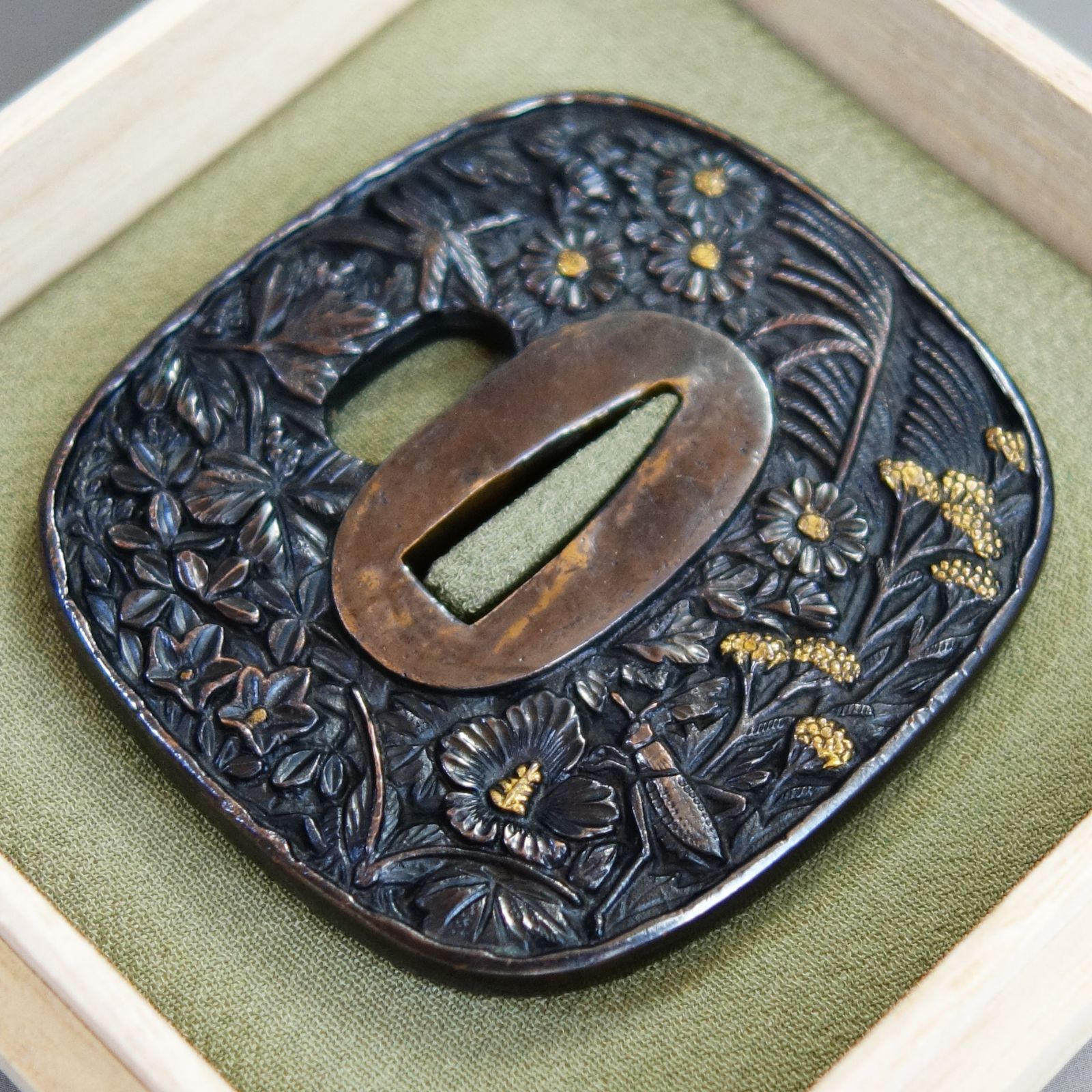 骨董逸品【秋草虫図鍔 赤銅地 鋤出彫 鍍金】 日本刀 刀装具 鍔 鐔 武具