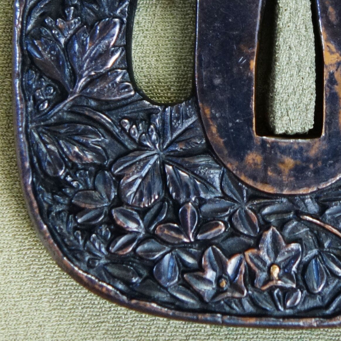 骨董逸品【秋草虫図鍔 赤銅地 鋤出彫 鍍金】 日本刀 刀装具 鍔 鐔 武具