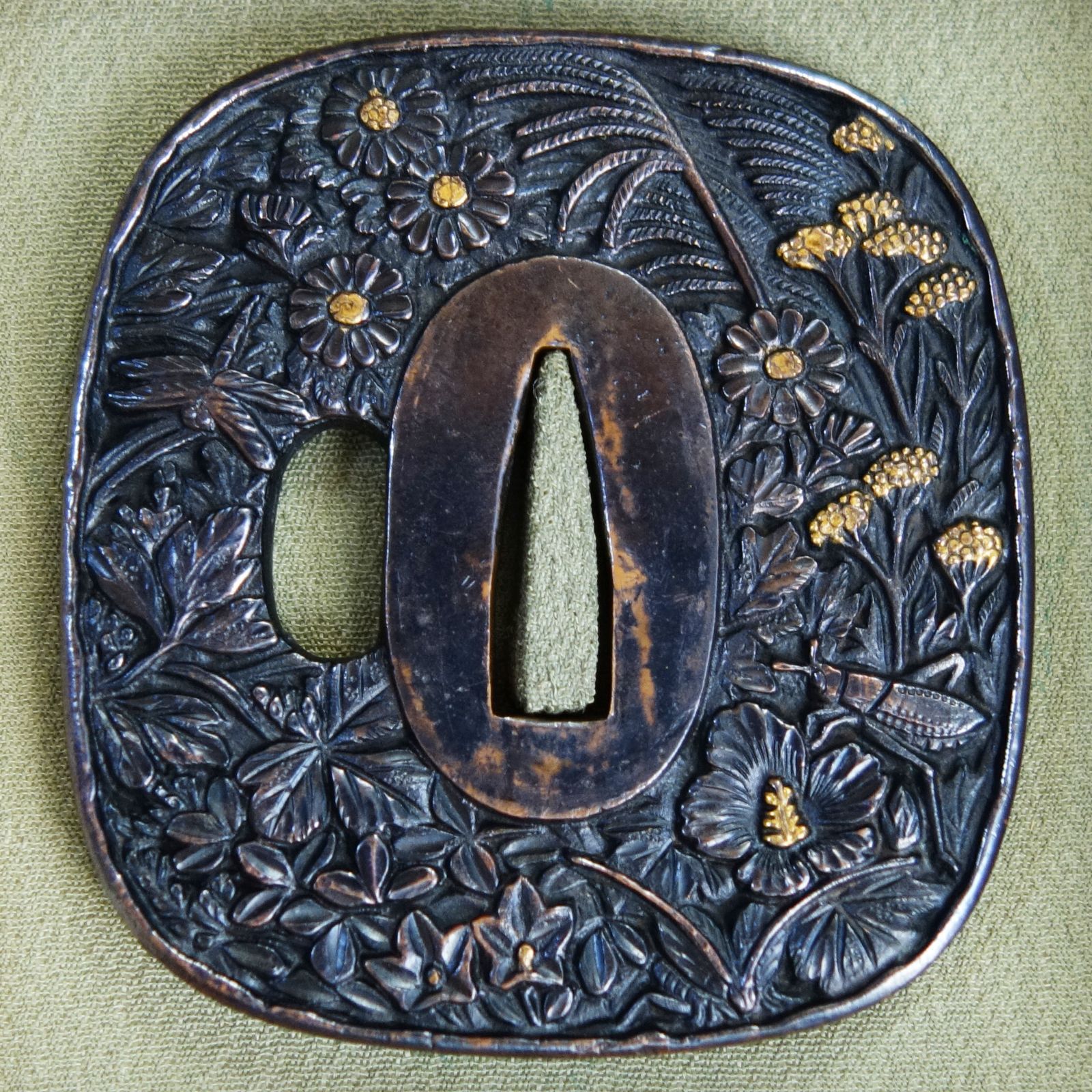 骨董逸品【秋草虫図鍔 赤銅地 鋤出彫 鍍金】 日本刀 刀装具 鍔 鐔 武具