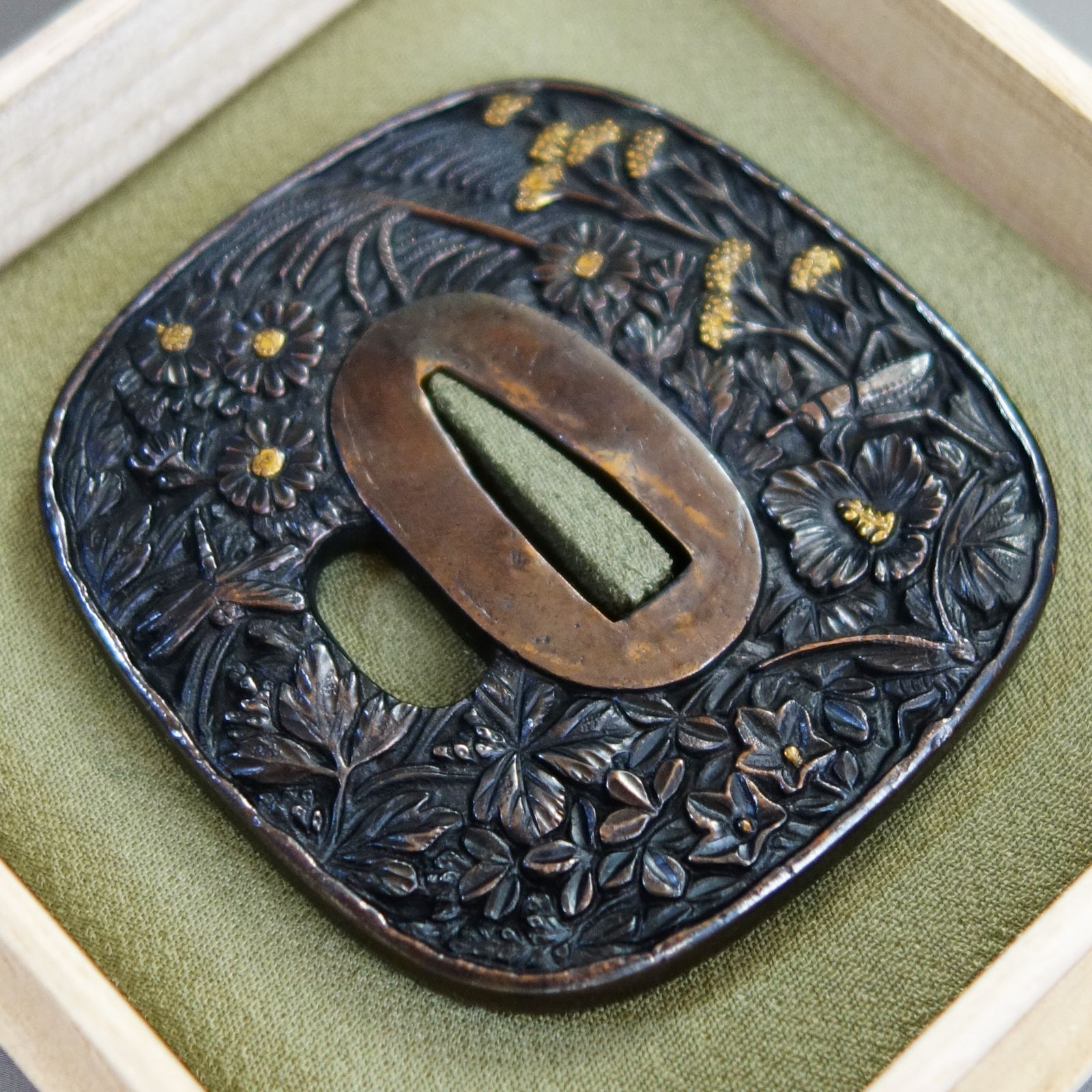 骨董逸品【秋草虫図鍔 赤銅地 鋤出彫 鍍金】 日本刀 刀装具 鍔 鐔 武具