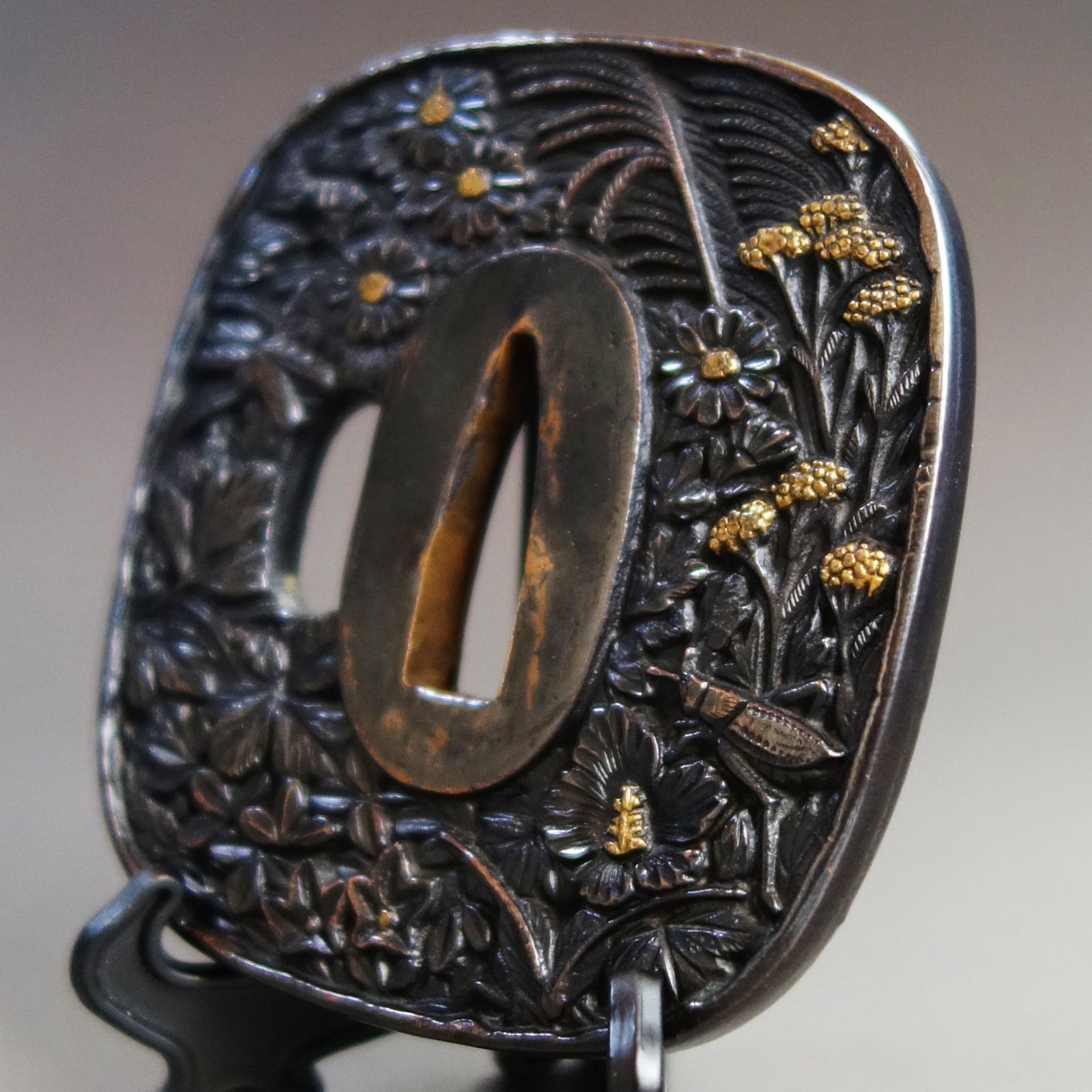 骨董逸品【秋草虫図鍔 赤銅地 鋤出彫 鍍金】 日本刀 刀装具 鍔 鐔 武具