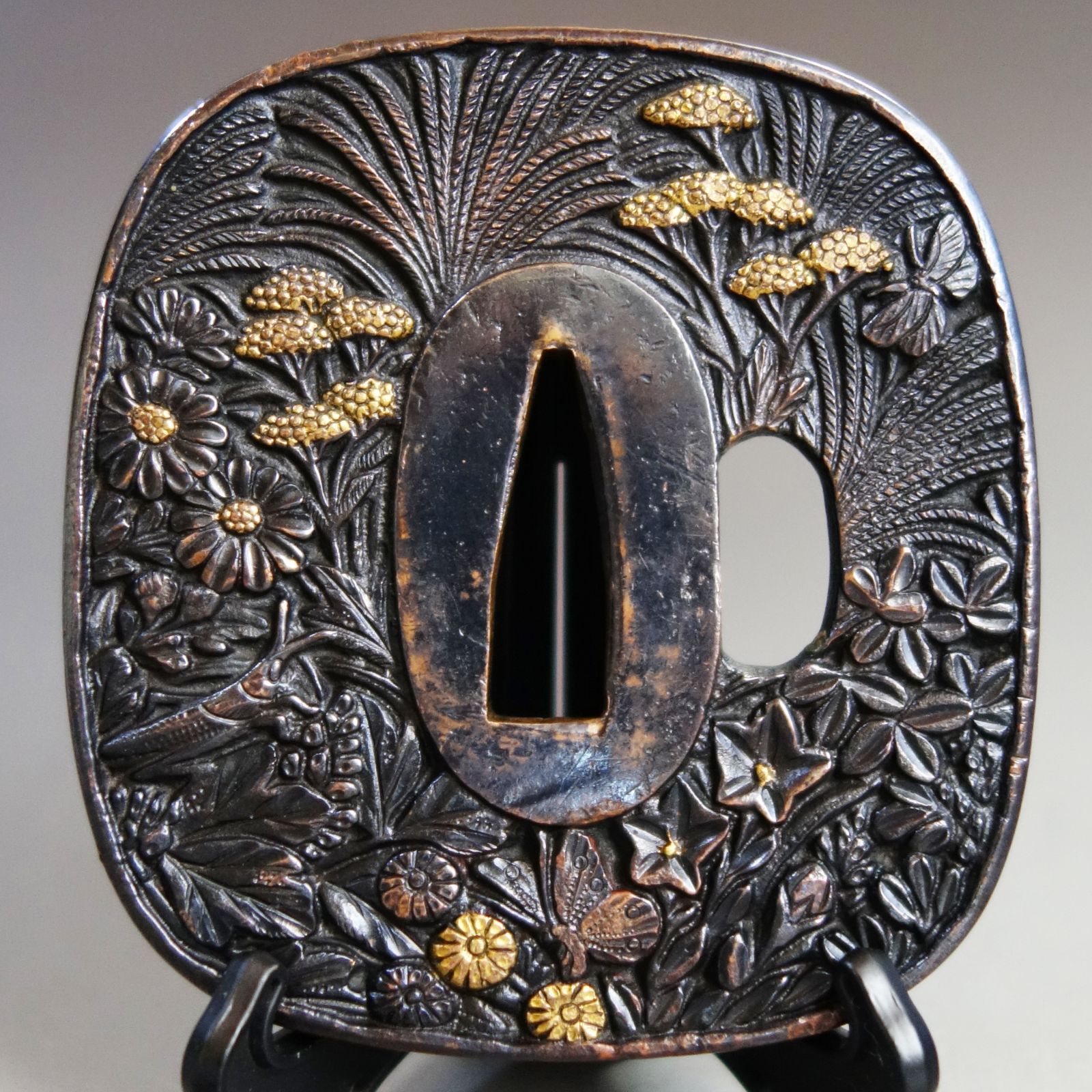 骨董逸品【秋草虫図鍔 赤銅地 鋤出彫 鍍金】 日本刀 刀装具 鍔 鐔 武具