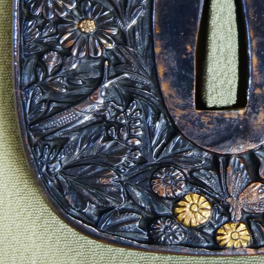 骨董逸品【秋草虫図鍔 赤銅地 鋤出彫 鍍金】 日本刀 刀装具 鍔 鐔 武具