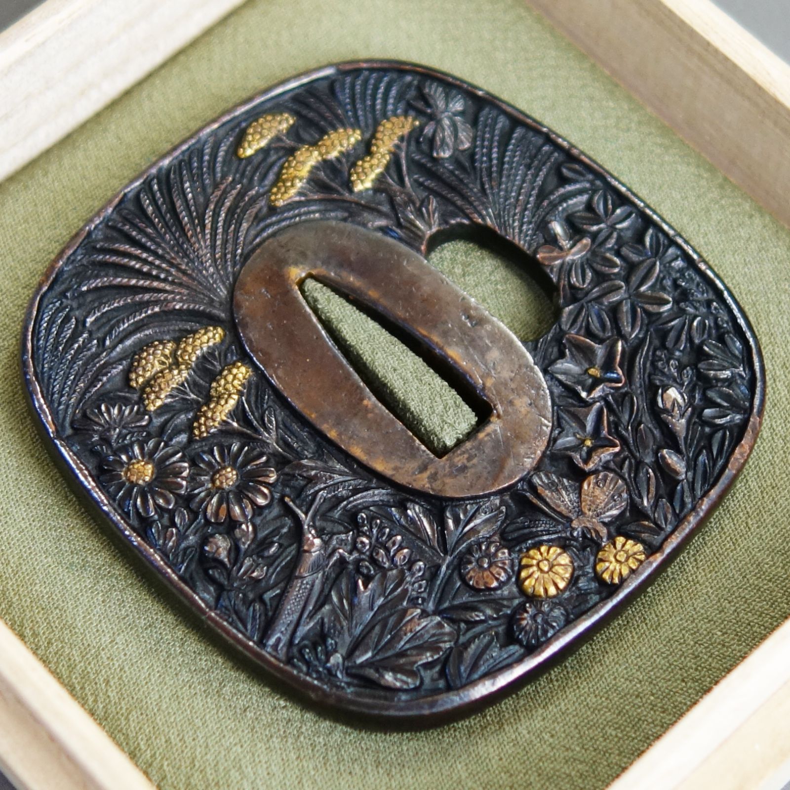 骨董逸品【秋草虫図鍔 赤銅地 鋤出彫 鍍金】 日本刀 刀装具 鍔 鐔 武具