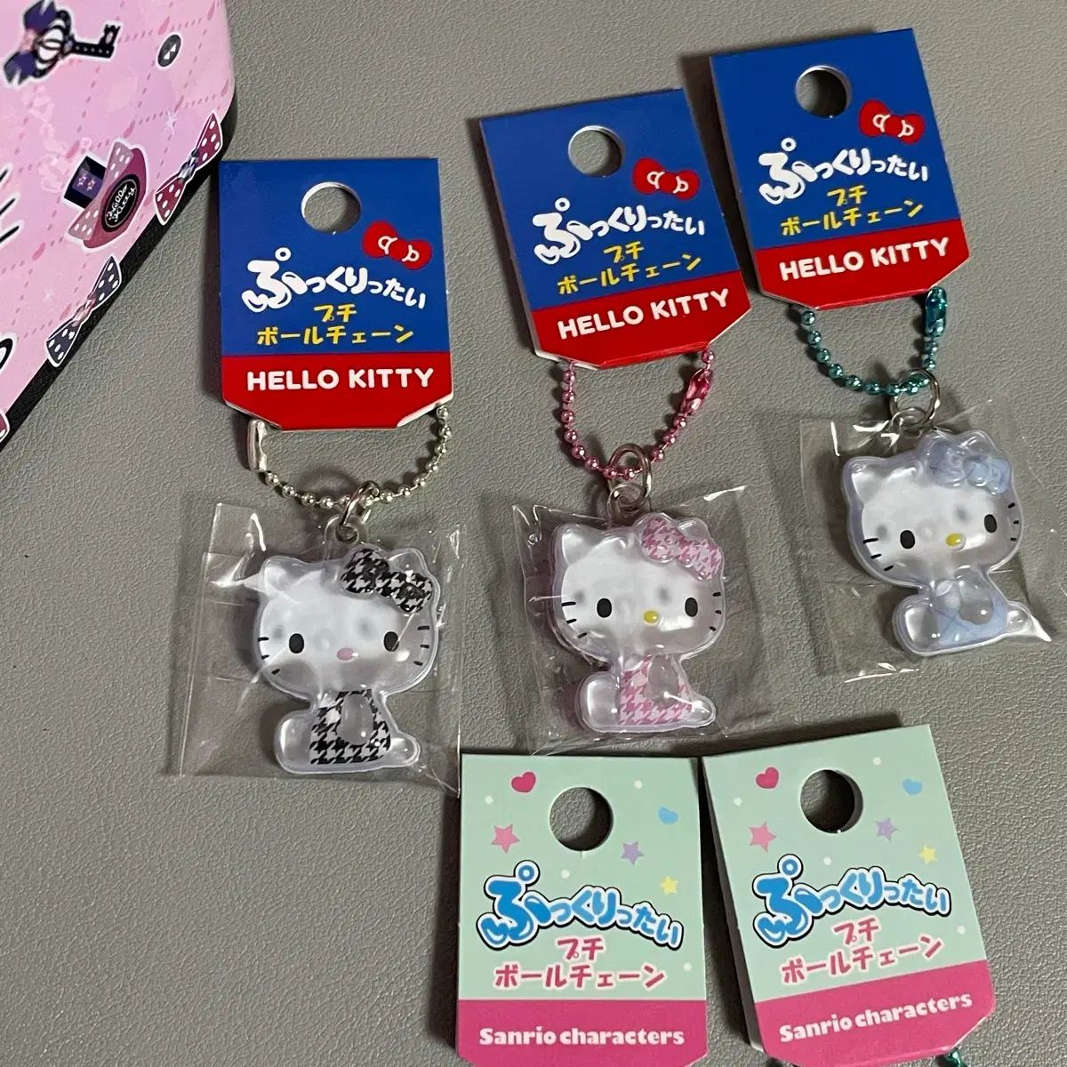 ハローキティ立体ボンボンドロップキーホルダー - メルカリ