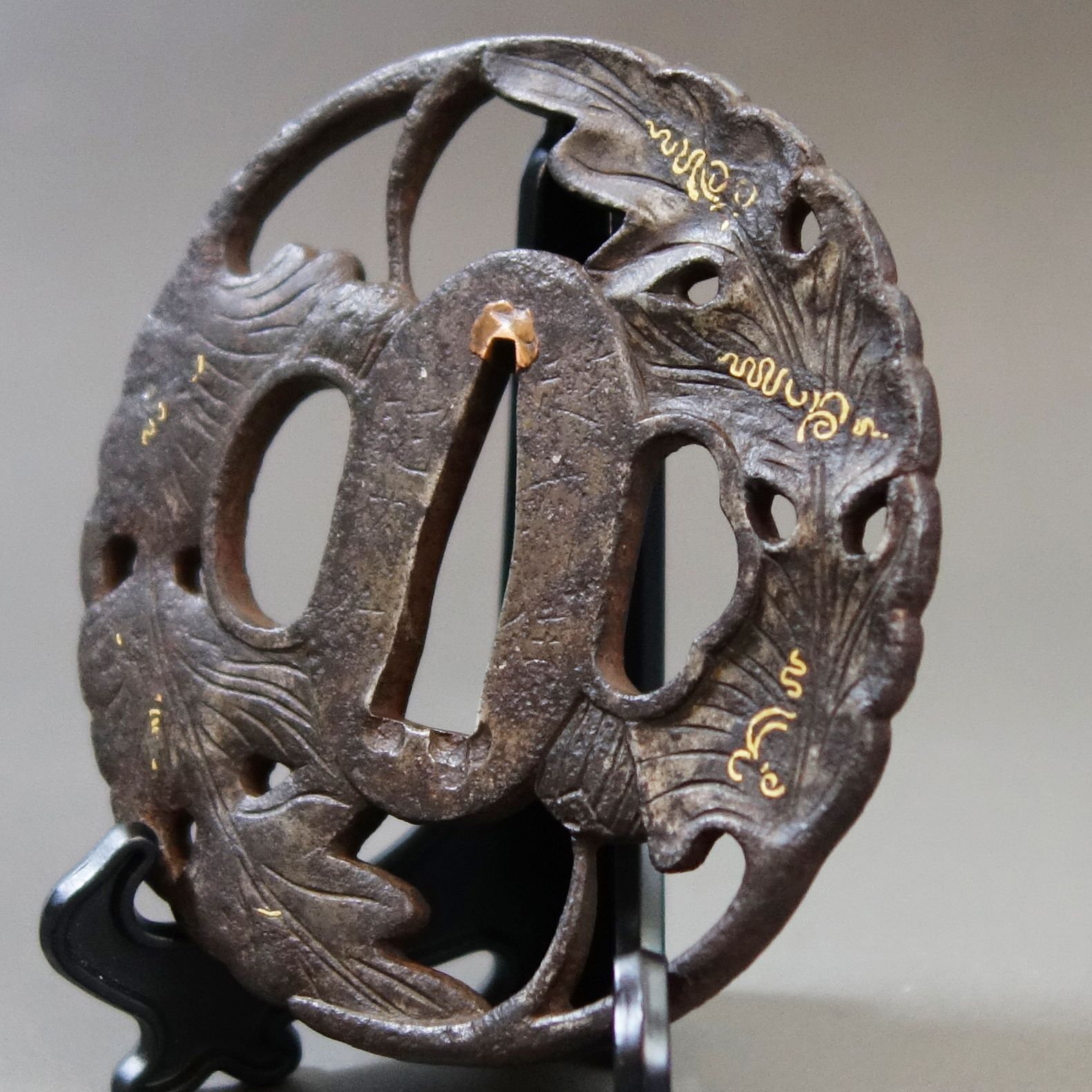 骨董逸品【在銘 越前住記内作 菊花葉透鍔 鉄地】 日本刀 刀装具 鍔 鐔