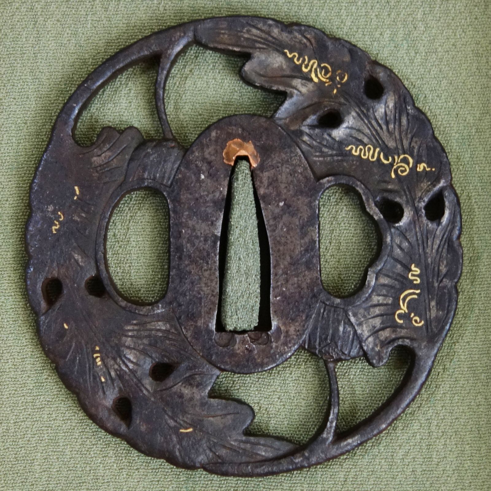 骨董逸品【在銘 越前住記内作 菊花葉透鍔 鉄地】 日本刀 刀装具 鍔 鐔