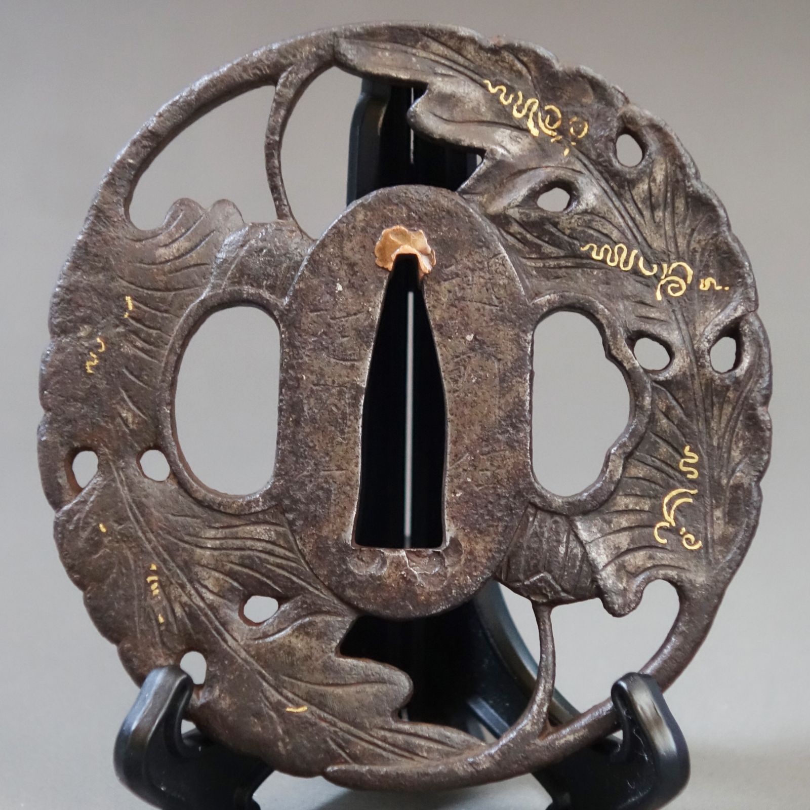 骨董逸品【在銘 越前住記内作 菊花葉透鍔 鉄地】 日本刀 刀装具 鍔 鐔