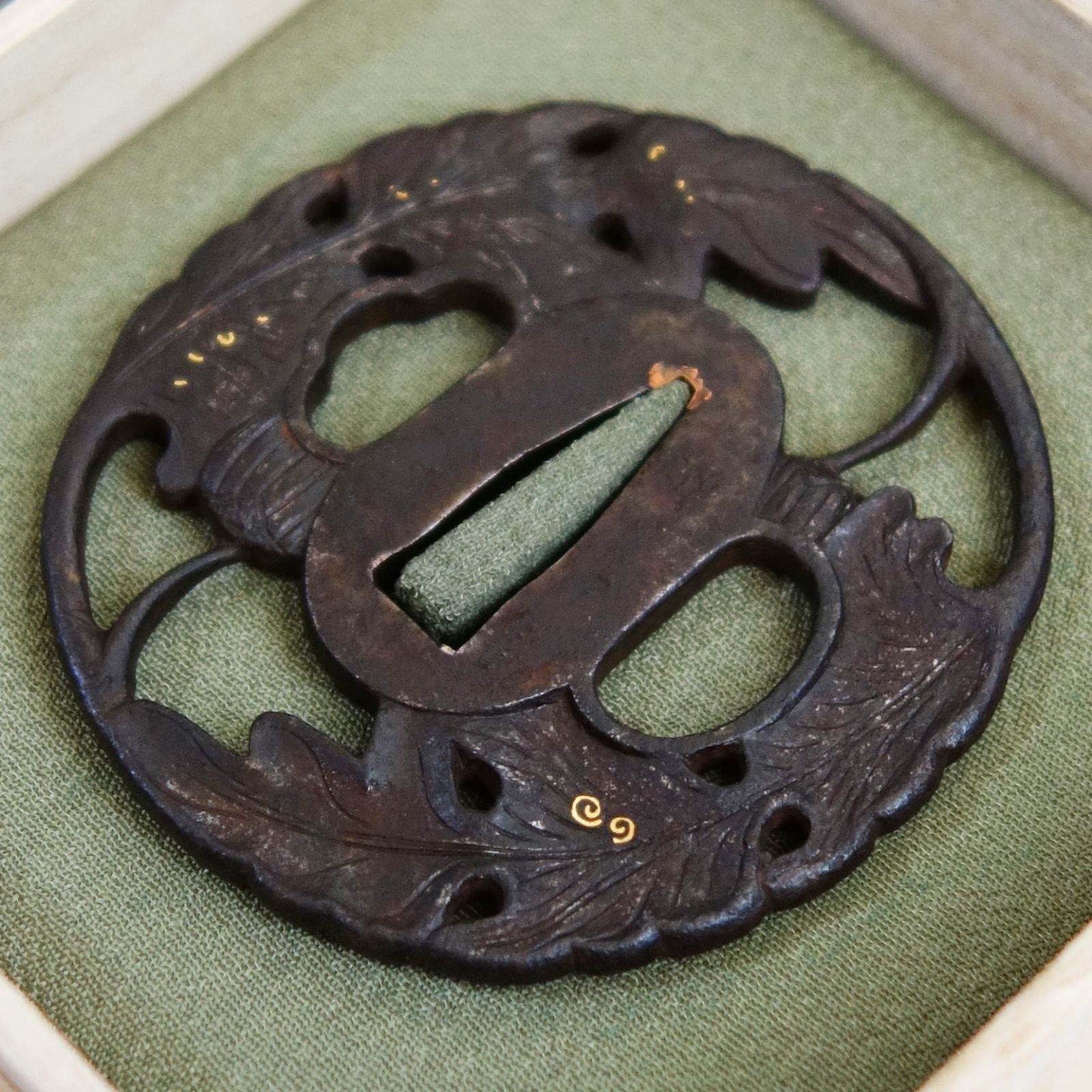 骨董逸品【在銘 越前住記内作 菊花葉透鍔 鉄地】 日本刀 刀装具 鍔 鐔