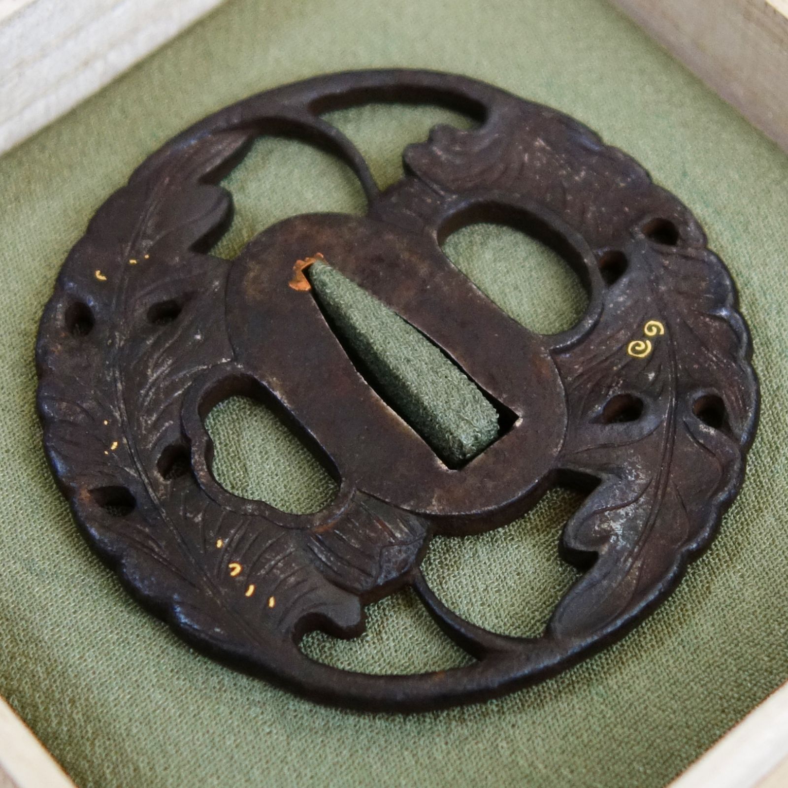 骨董逸品【在銘 越前住記内作 菊花葉透鍔 鉄地】 日本刀 刀装具 鍔 鐔