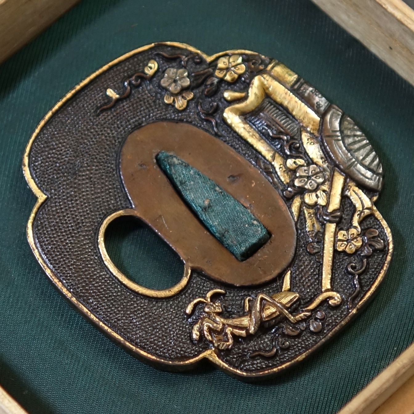 骨董逸品【美濃 蟷螂と花車図鍔 赤銅魚々子地 鋤出彫】 日本刀 刀装具