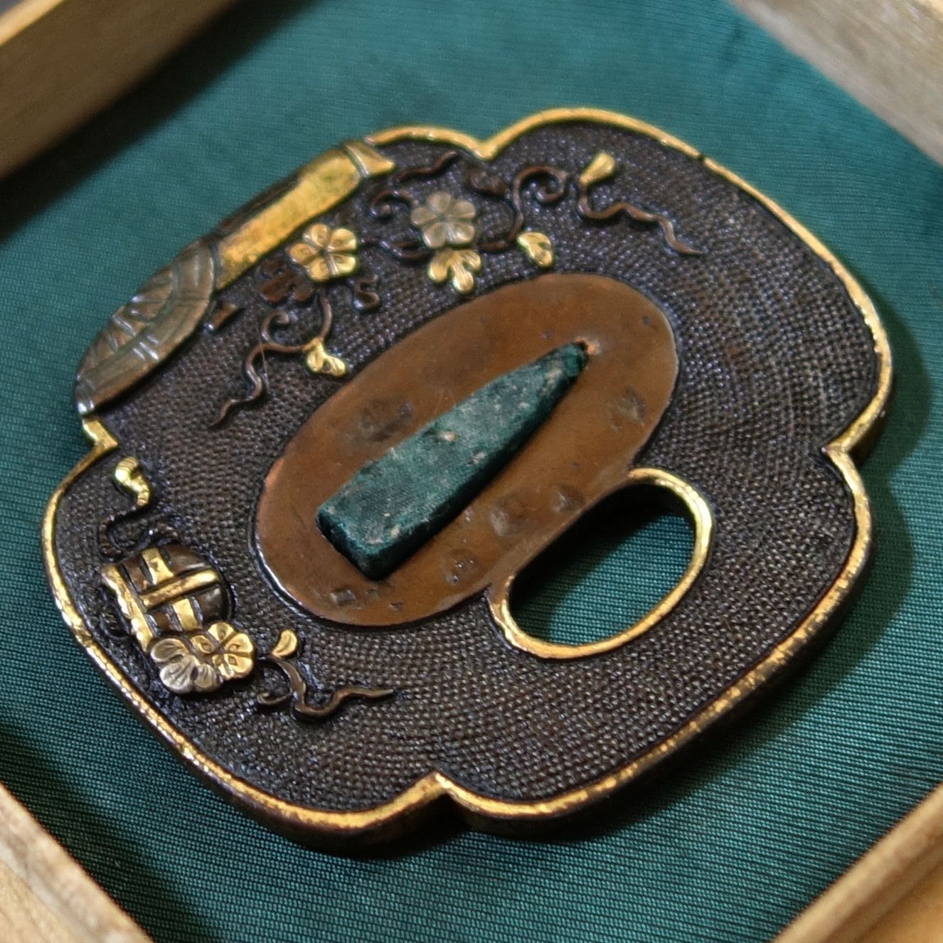 骨董逸品【美濃 蟷螂と花車図鍔 赤銅魚々子地 鋤出彫】 日本刀 刀装具