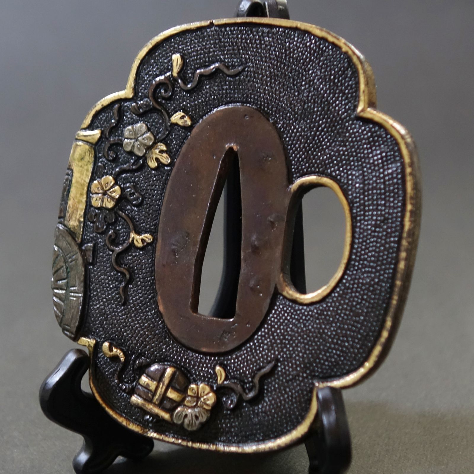 骨董逸品【美濃 蟷螂と花車図鍔 赤銅魚々子地 鋤出彫】 日本刀 刀装具