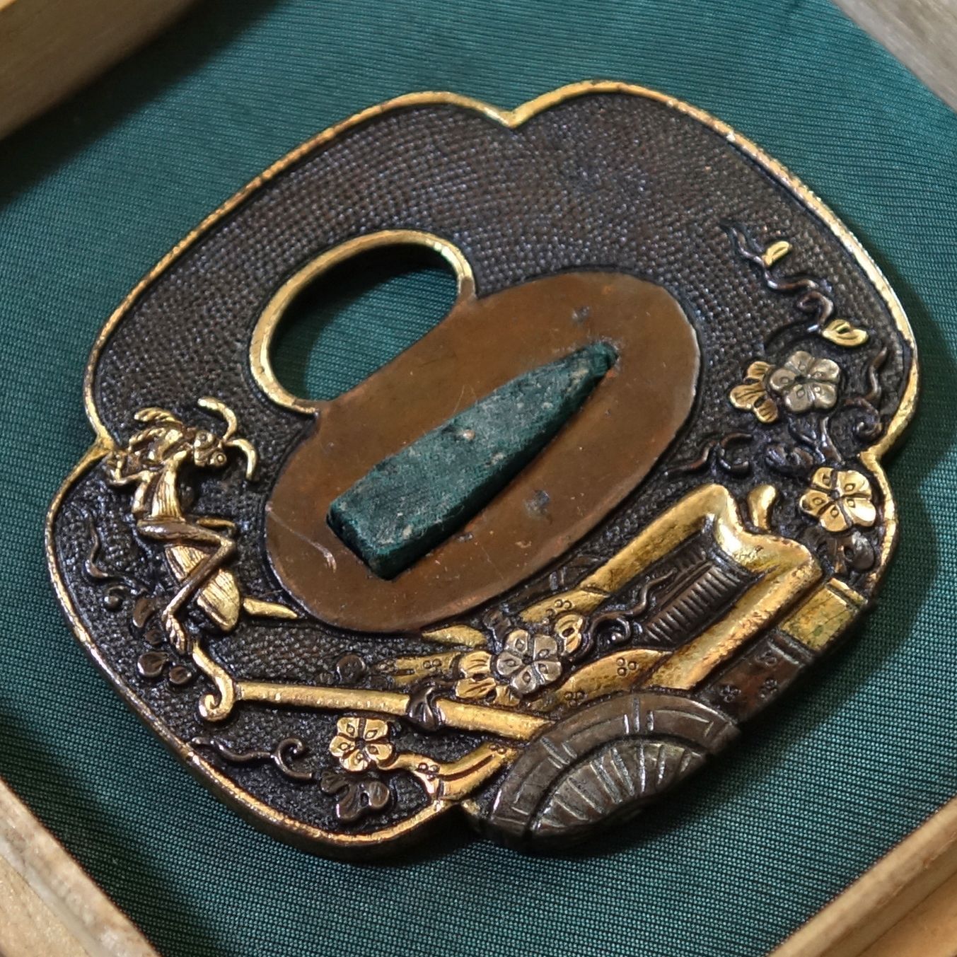 骨董逸品【美濃 蟷螂と花車図鍔 赤銅魚々子地 鋤出彫】 日本刀 刀装具