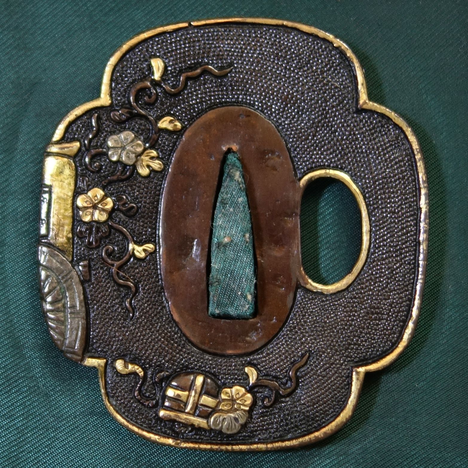 骨董逸品【美濃 蟷螂と花車図鍔 赤銅魚々子地 鋤出彫】 日本刀 刀装具