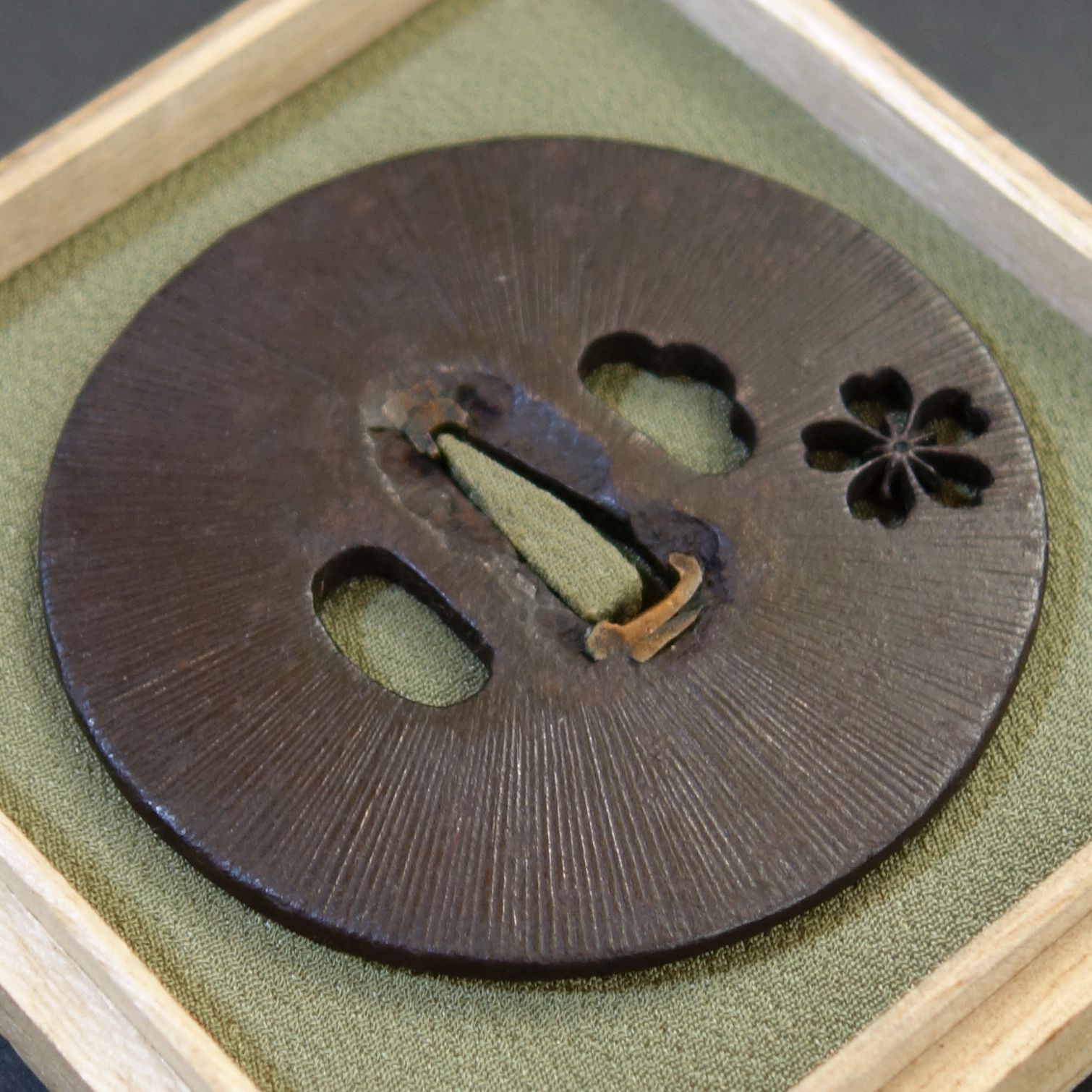 骨董逸品【阿弥陀鑢桜花小透鍔 鉄地】 日本刀 刀装具 鍔 鐔 武具 江戸