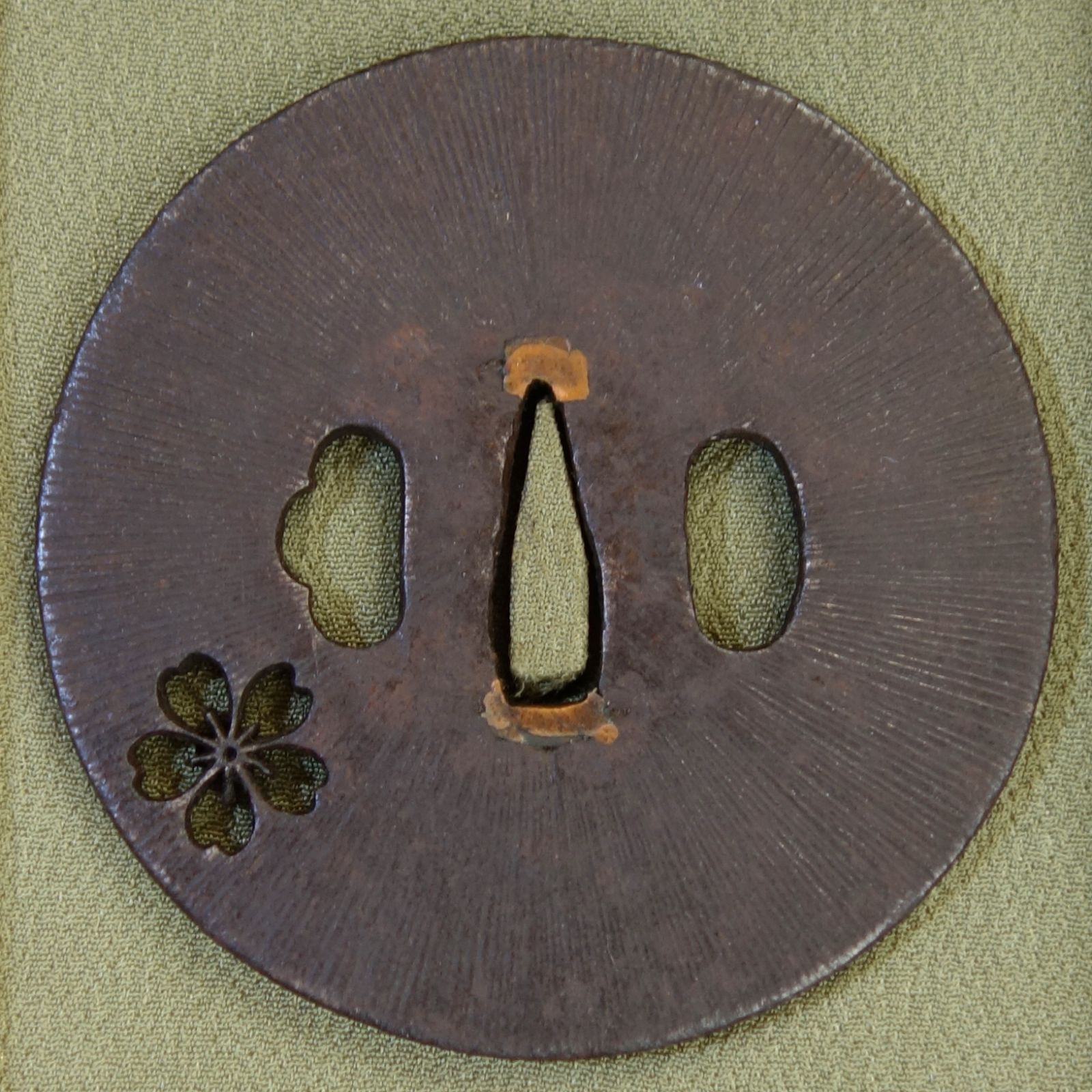 骨董逸品【阿弥陀鑢桜花小透鍔 鉄地】 日本刀 刀装具 鍔 鐔 武具 江戸