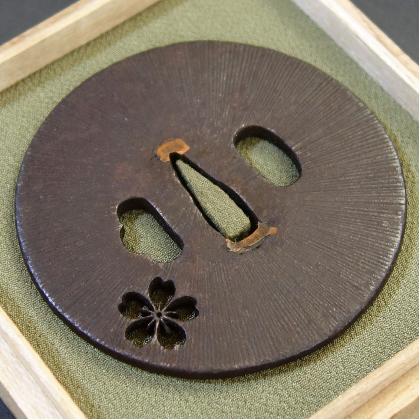 骨董逸品【阿弥陀鑢桜花小透鍔 鉄地】 日本刀 刀装具 鍔 鐔 武具 江戸