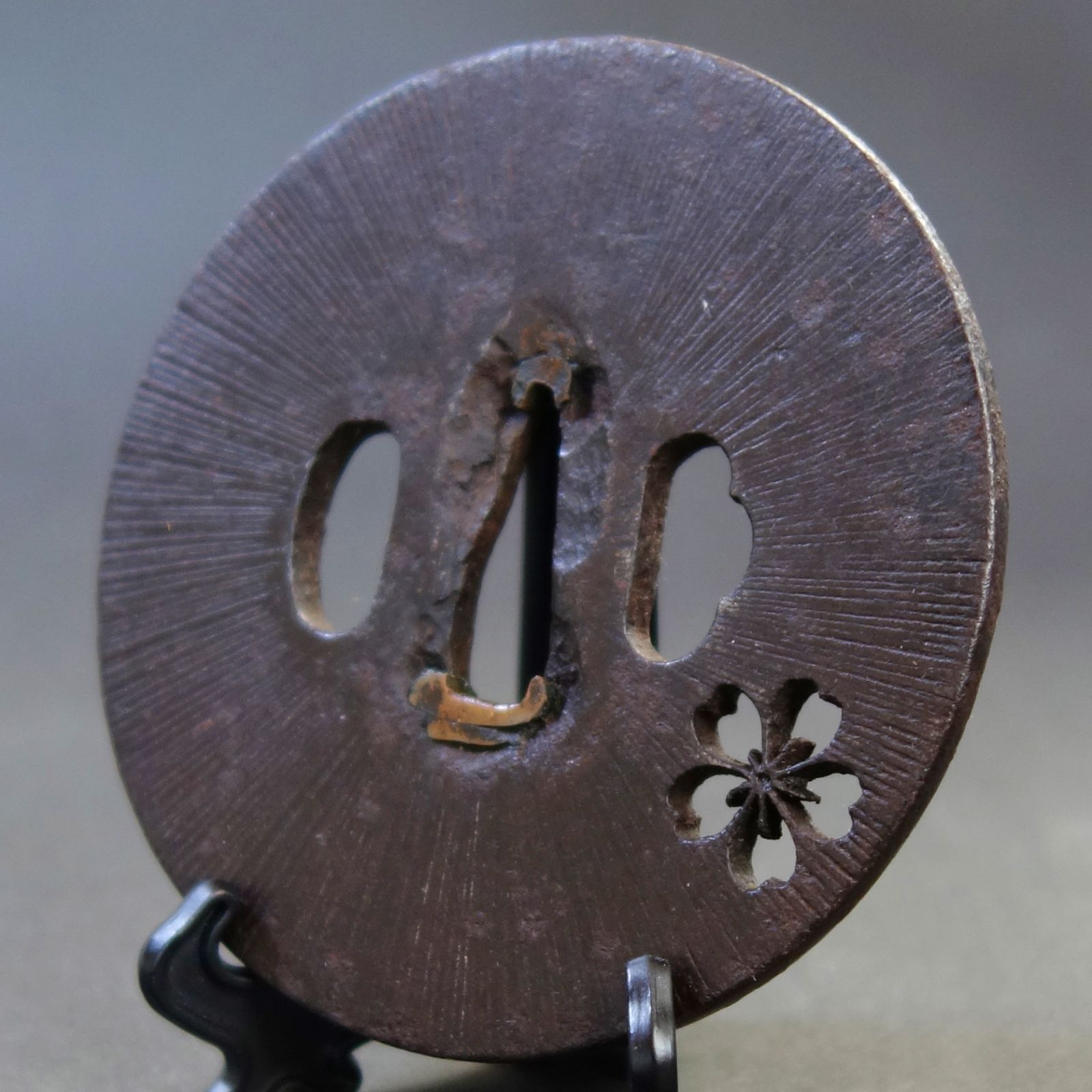 骨董逸品【阿弥陀鑢桜花小透鍔 鉄地】 日本刀 刀装具 鍔 鐔 武具 江戸