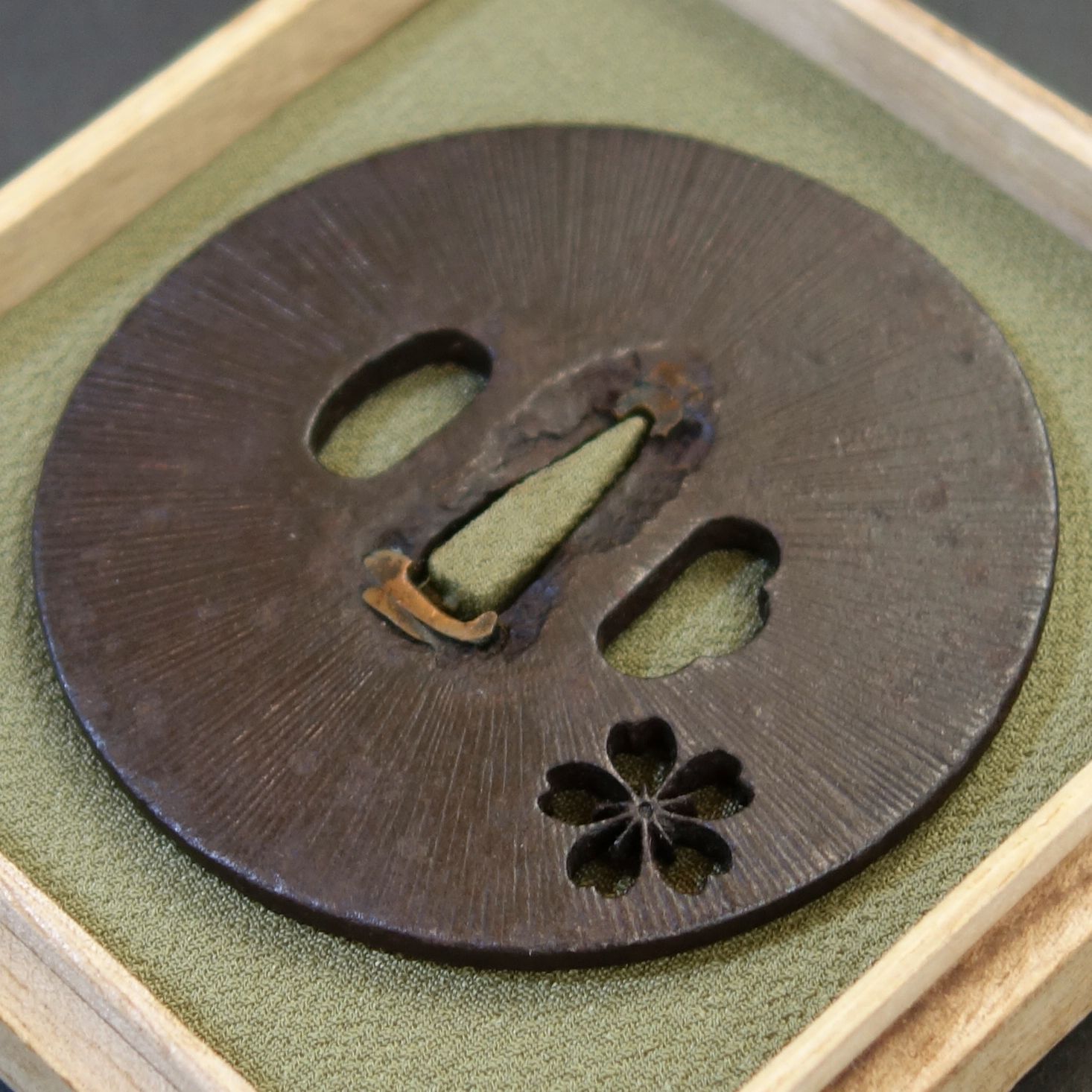 骨董逸品【阿弥陀鑢桜花小透鍔 鉄地】 日本刀 刀装具 鍔 鐔 武具 江戸